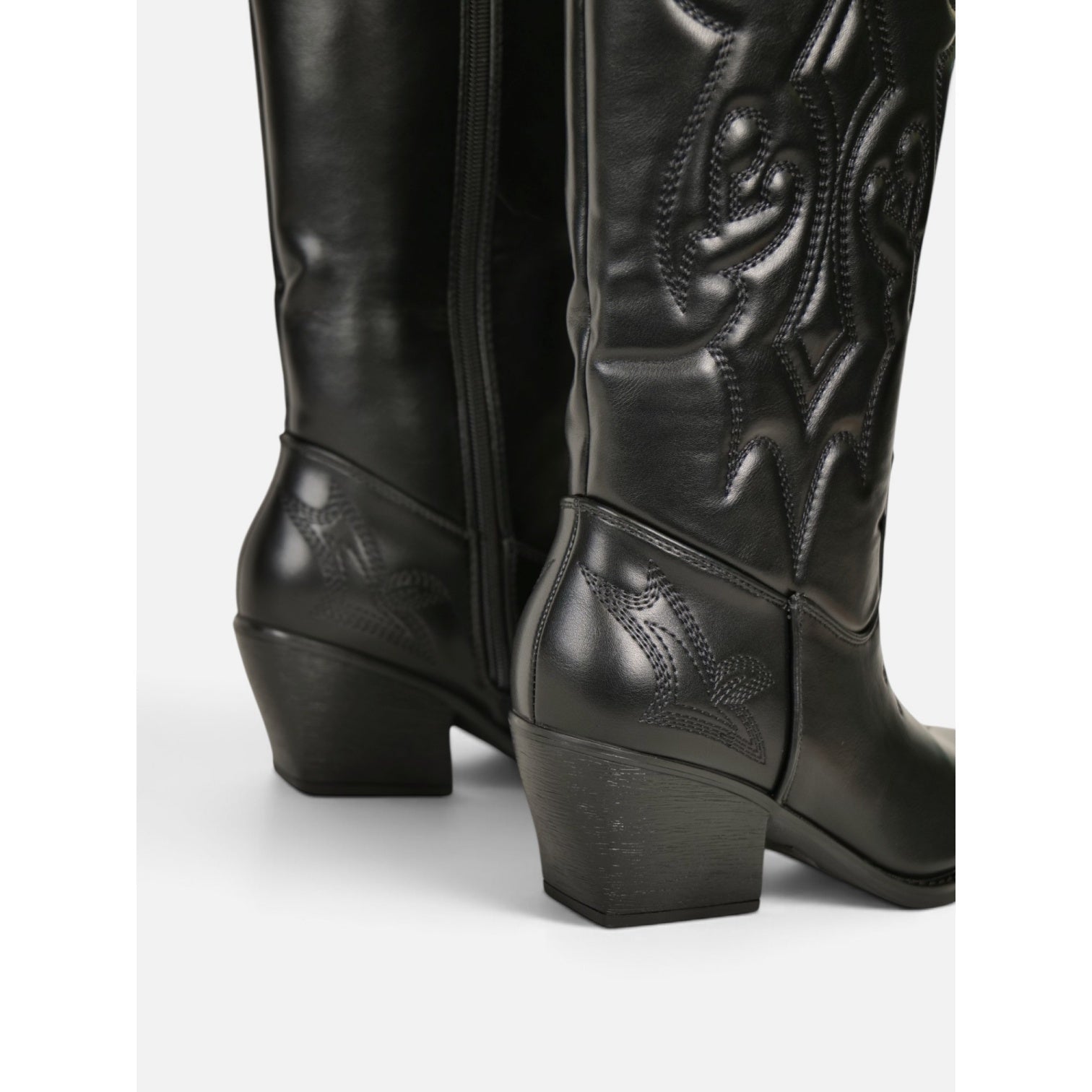 Botas cowboy altas para mujer de cuero sintético con brillo elegante, tacón ancho, punta afilada, bordados en relieve, estilo western campero, negro y marrón