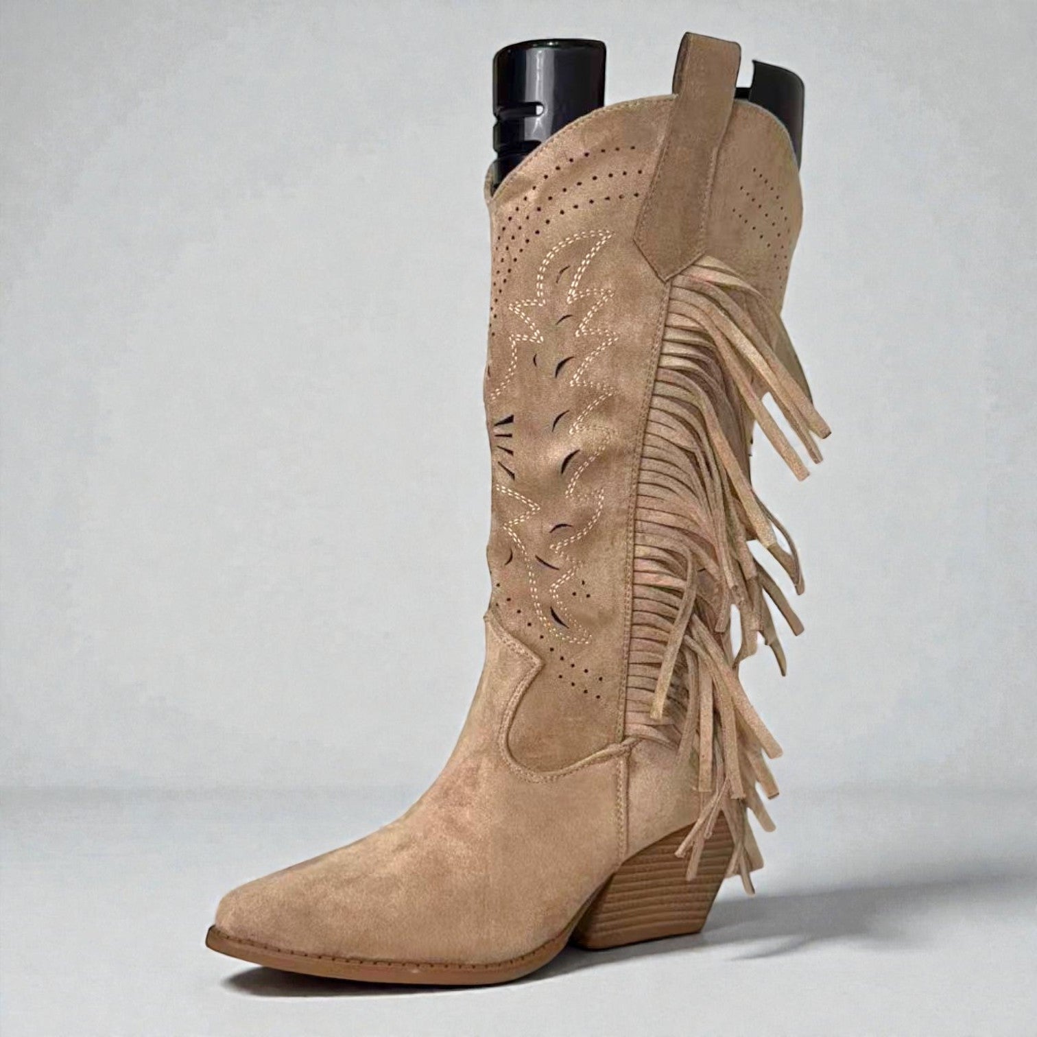 Bota cowboy alta ligeras y primaverales con flecos laterales, caña calada decorativa y punta estilizada en gamuza sintética – estilo western cómodo y elegante