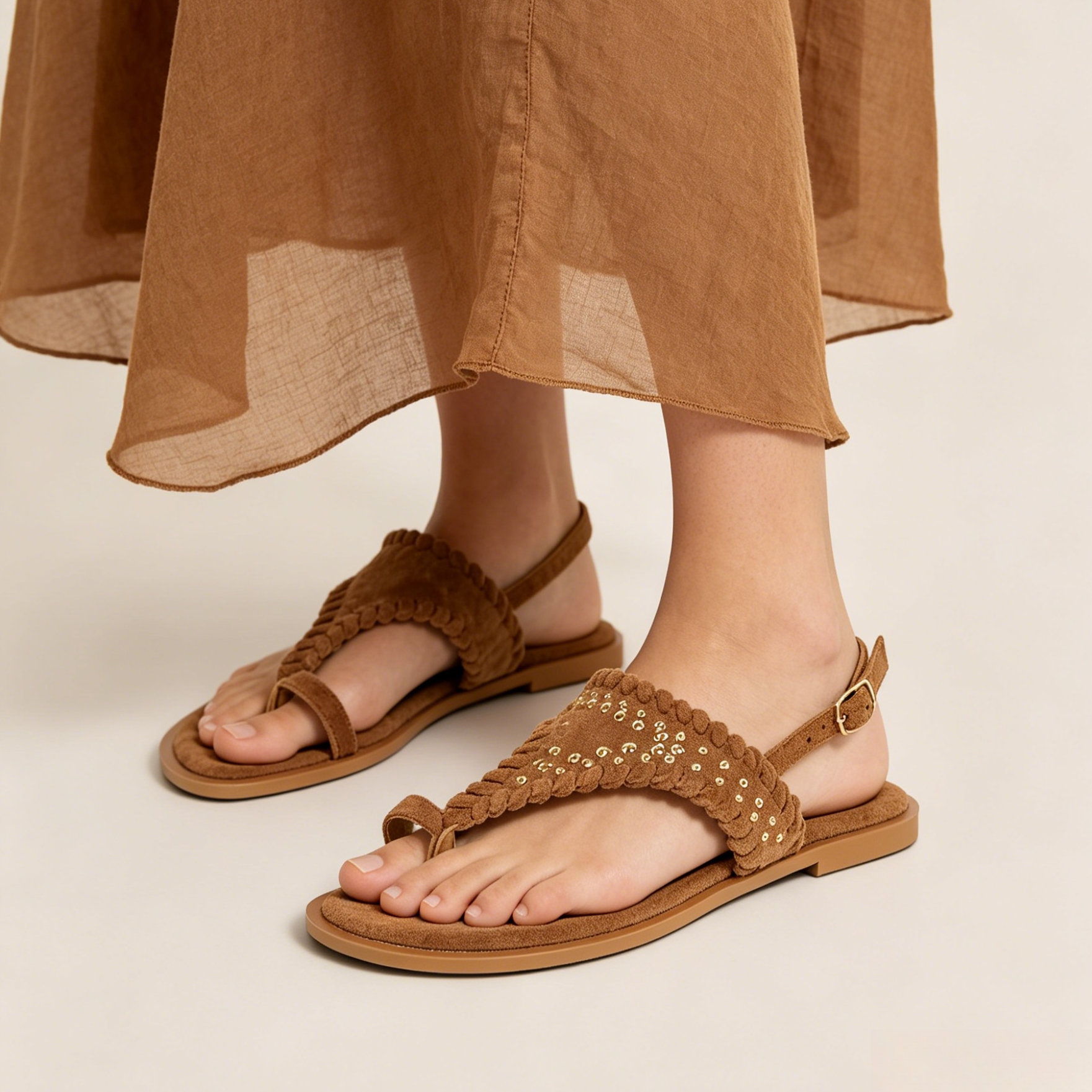 Sandalias Planas Estilo Boho tipo dedo para mujer con tacha dorada y correa trasera ajustable, sandalias estilo boho efecto gamuza sintética con plantilla cómoda, calzado casual verano en camel y marrón