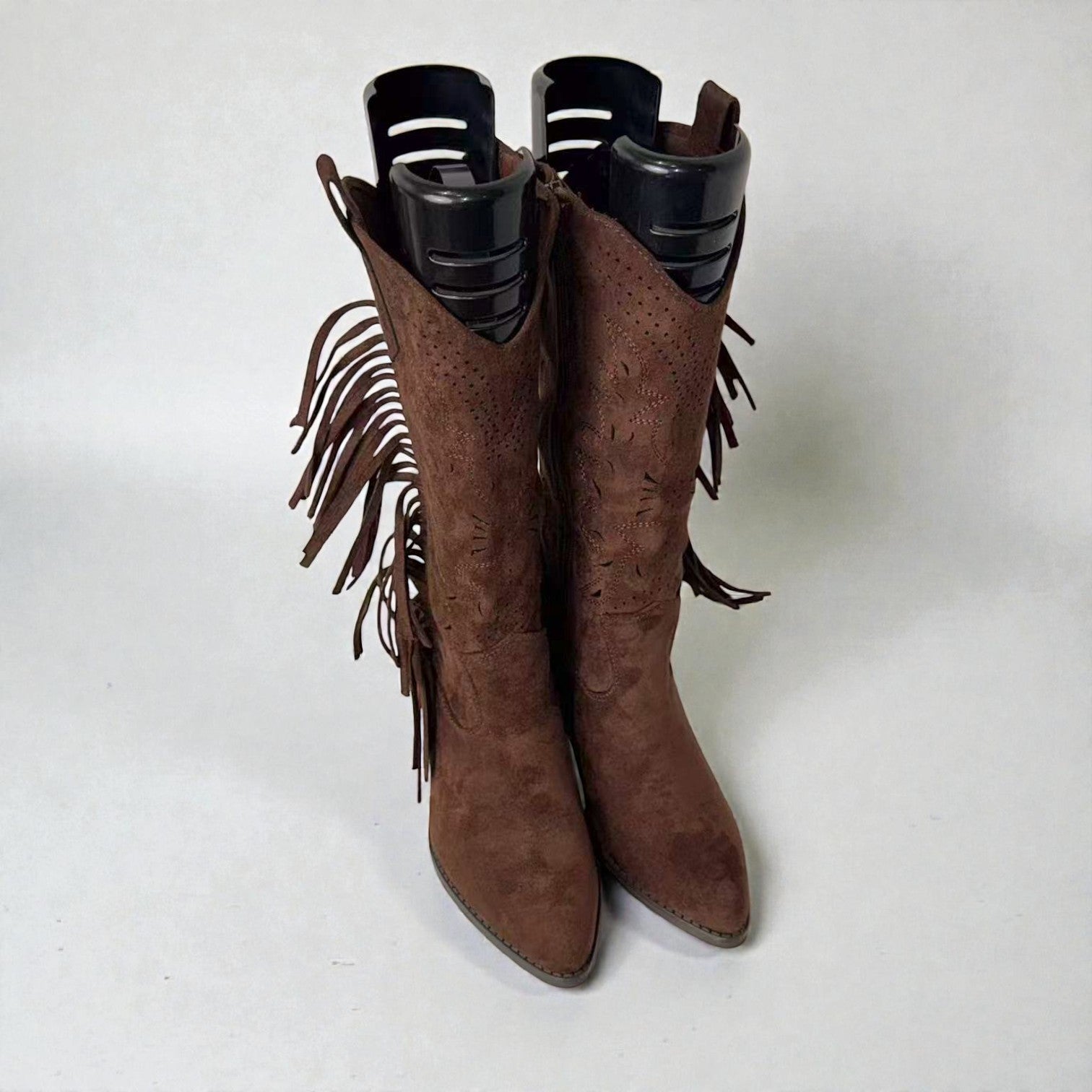 Bota cowboy alta ligeras y primaverales con flecos laterales, caña calada decorativa y punta estilizada en gamuza sintética – estilo western cómodo y elegante
