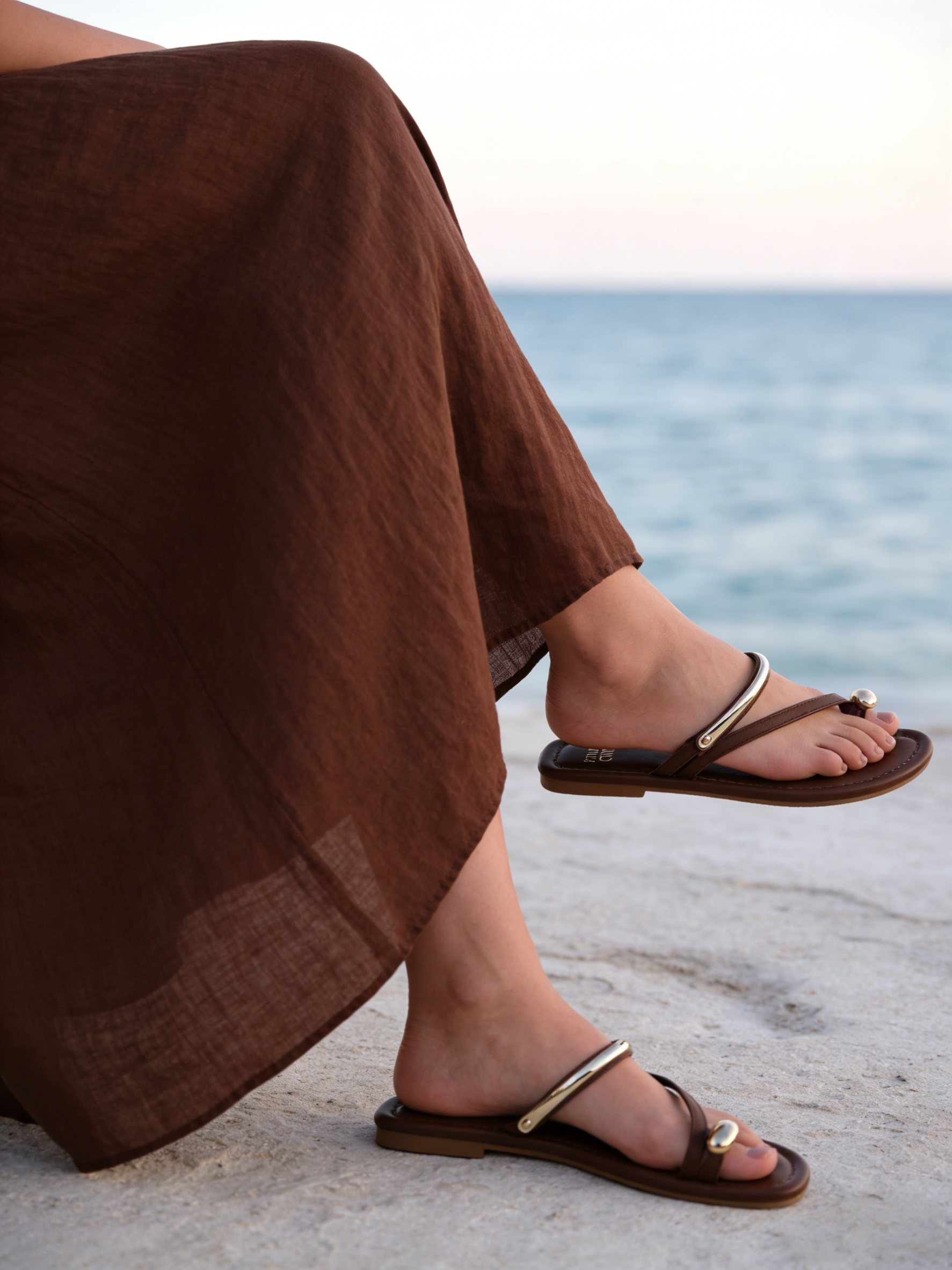 Sandalias planas Marrón chocolate Marrón Café con detalle metálico dorado - Sandalias planas tipo dedo para mujer en color marrón con detalle metálico dorado, tiras finas minimalistas y diseño elegante, chanclas cómodas estilo casual chic
