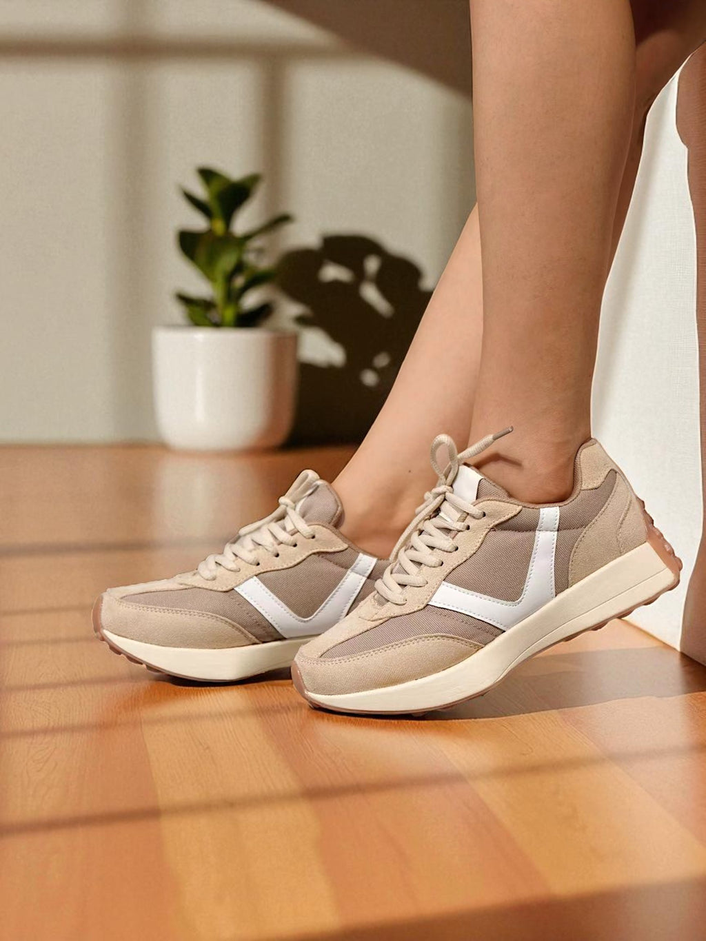 Zapatillas Deportivas Casuales para Mujer, Estilo Retro Running, Color Beige con Detalles en Blanco, Suela Antideslizante y Diseño Cómodo para Uso Diario, Paseo o Entrenamiento Ligero