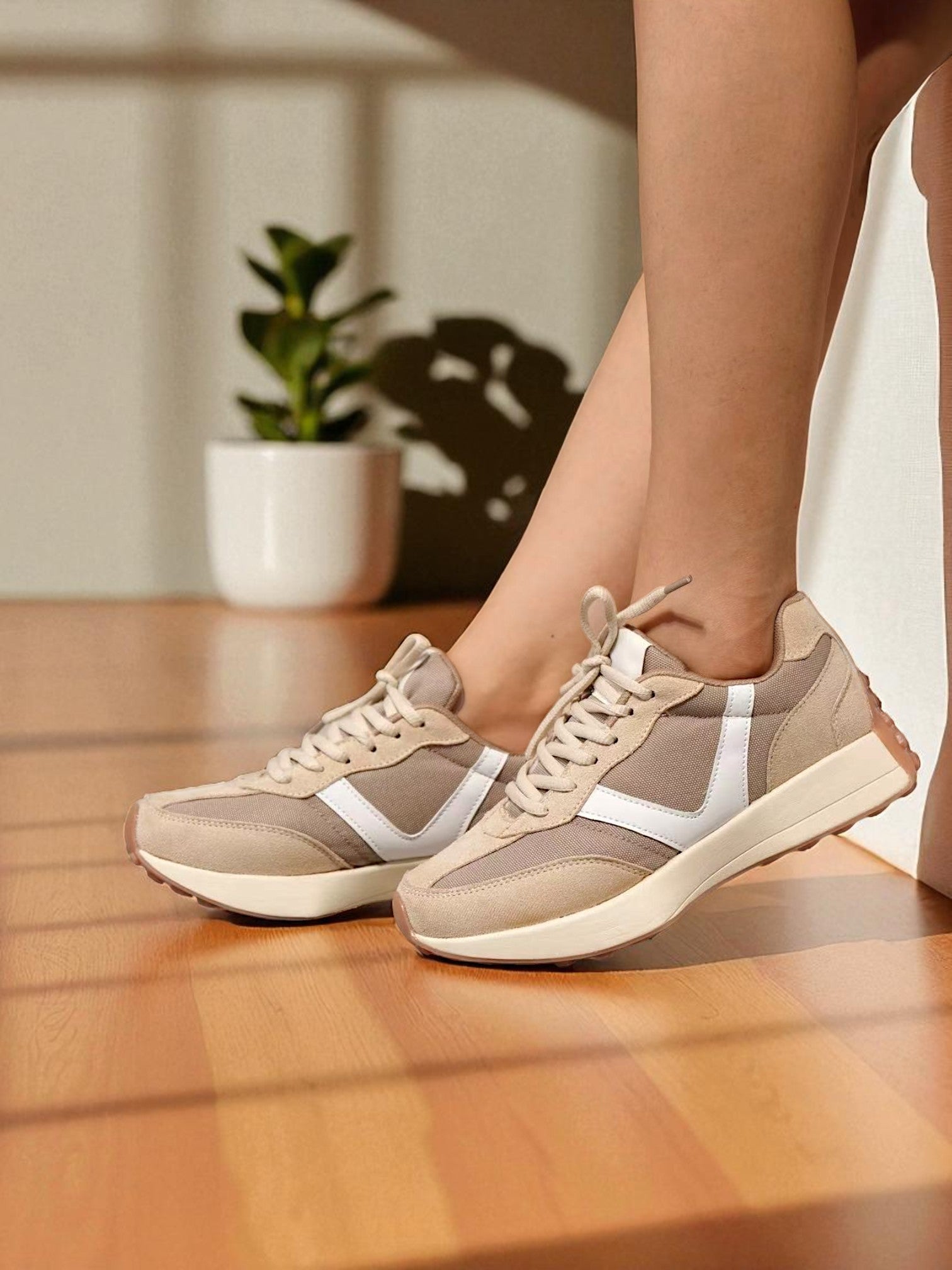 Zapatillas Deportivas Casuales para Mujer, Estilo Retro Running, Color Beige con Detalles en Blanco, Suela Antideslizante y Diseño Cómodo para Uso Diario, Paseo o Entrenamiento Ligero
