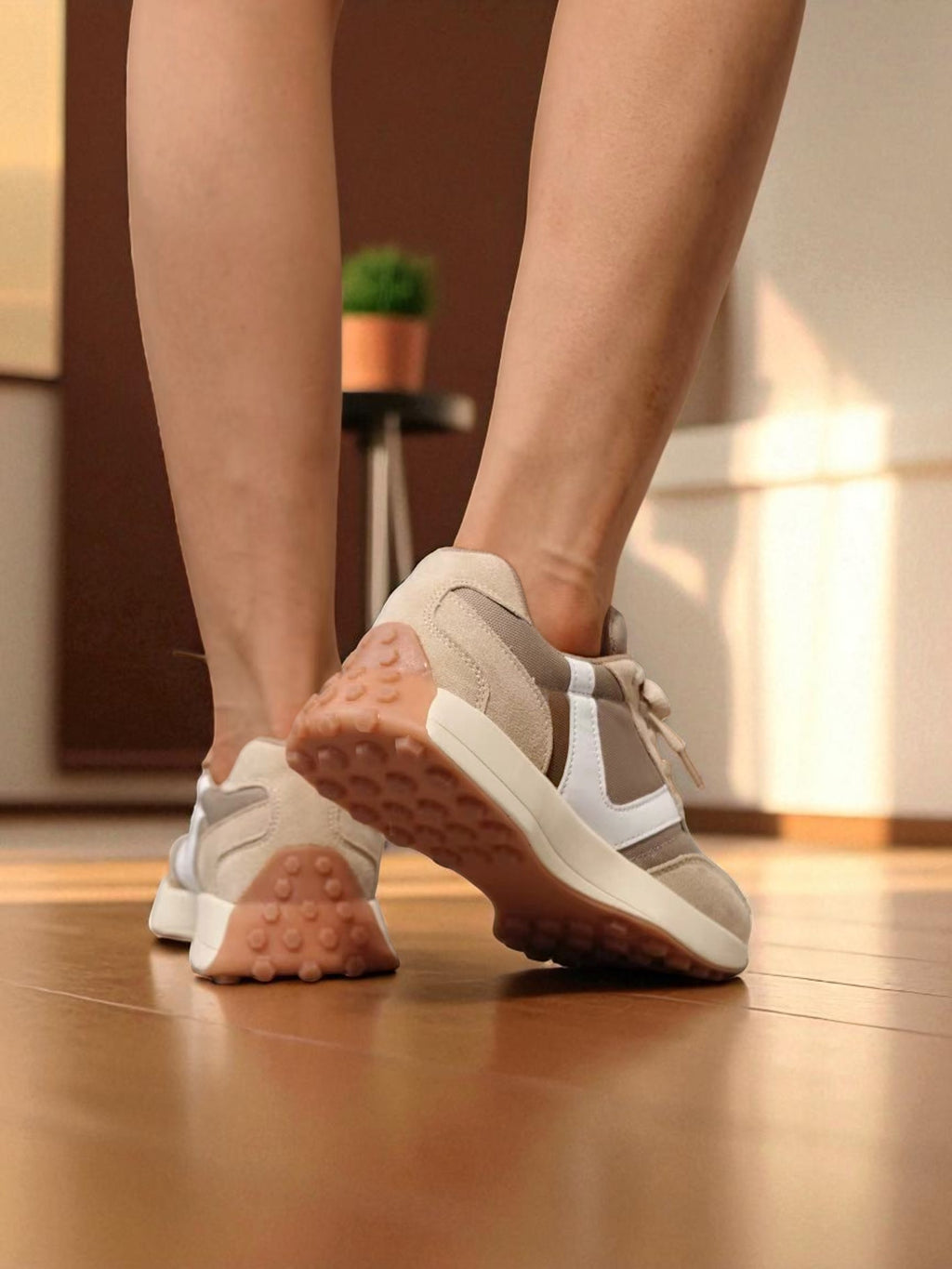 Zapatillas Deportivas Casuales para Mujer, Estilo Retro Running, Color Beige con Detalles en Blanco, Suela Antideslizante y Diseño Cómodo para Uso Diario, Paseo o Entrenamiento Ligero