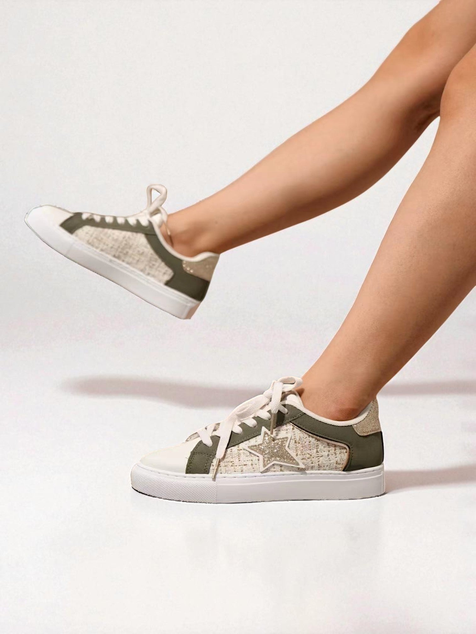 Zapatillas doradas para mujer de cordonera detalle de estrella con purpurina