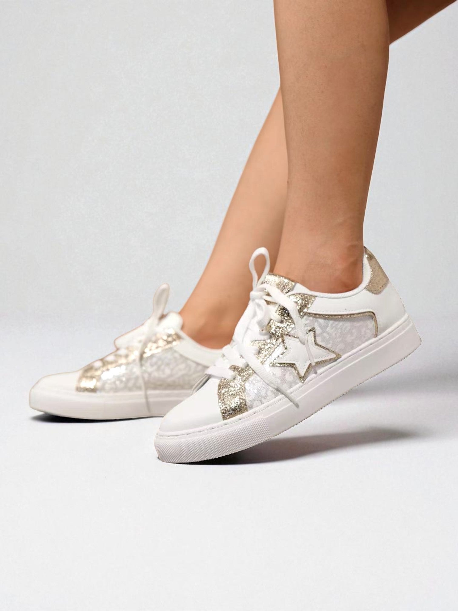 Zapatillas doradas para mujer de cordonera detalle de estrella con purpurina