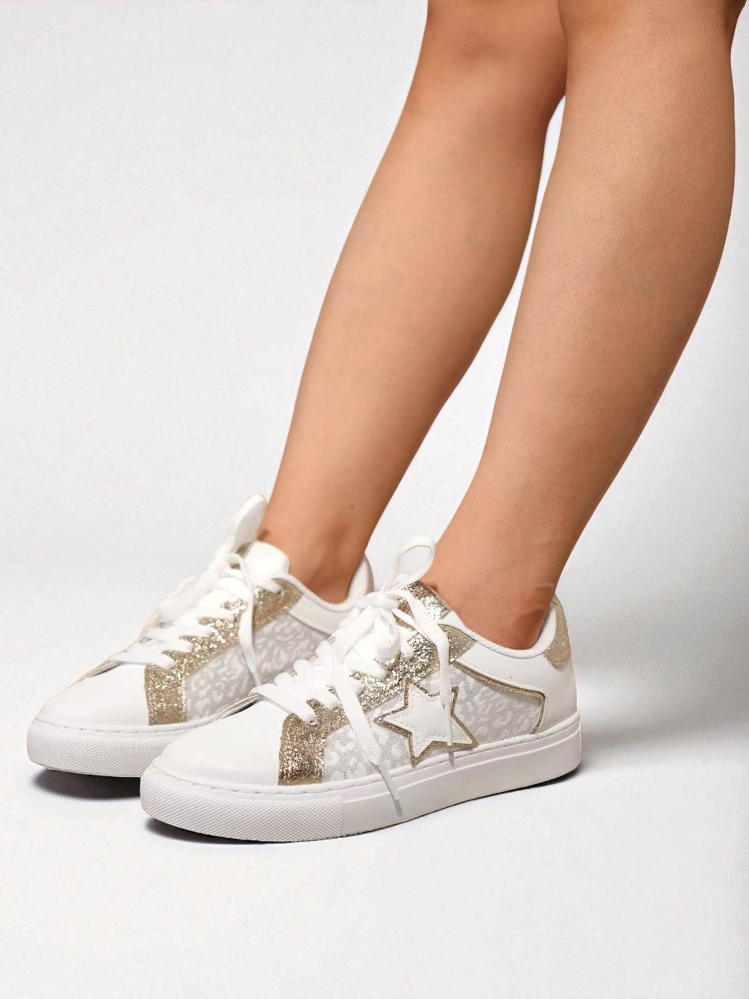 Zapatillas doradas para mujer de cordonera detalle de estrella con purpurina