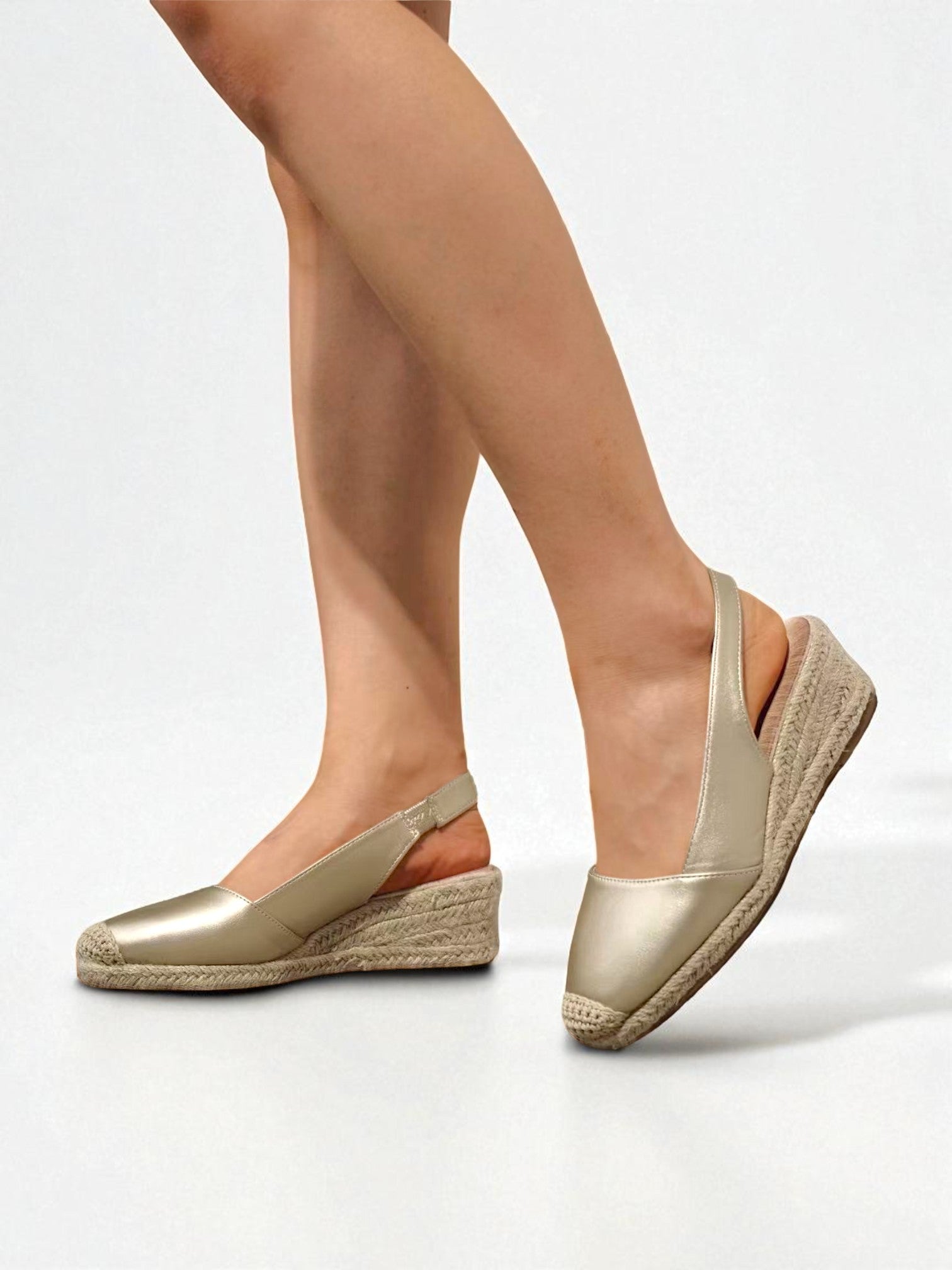 Sandalias de Cuña para Mujer con Plataforma de Yute y Punta Cerrada, Estilo Alpargata Clásica en Color Dorado Mate – Elegantes y Cómodas para Verano