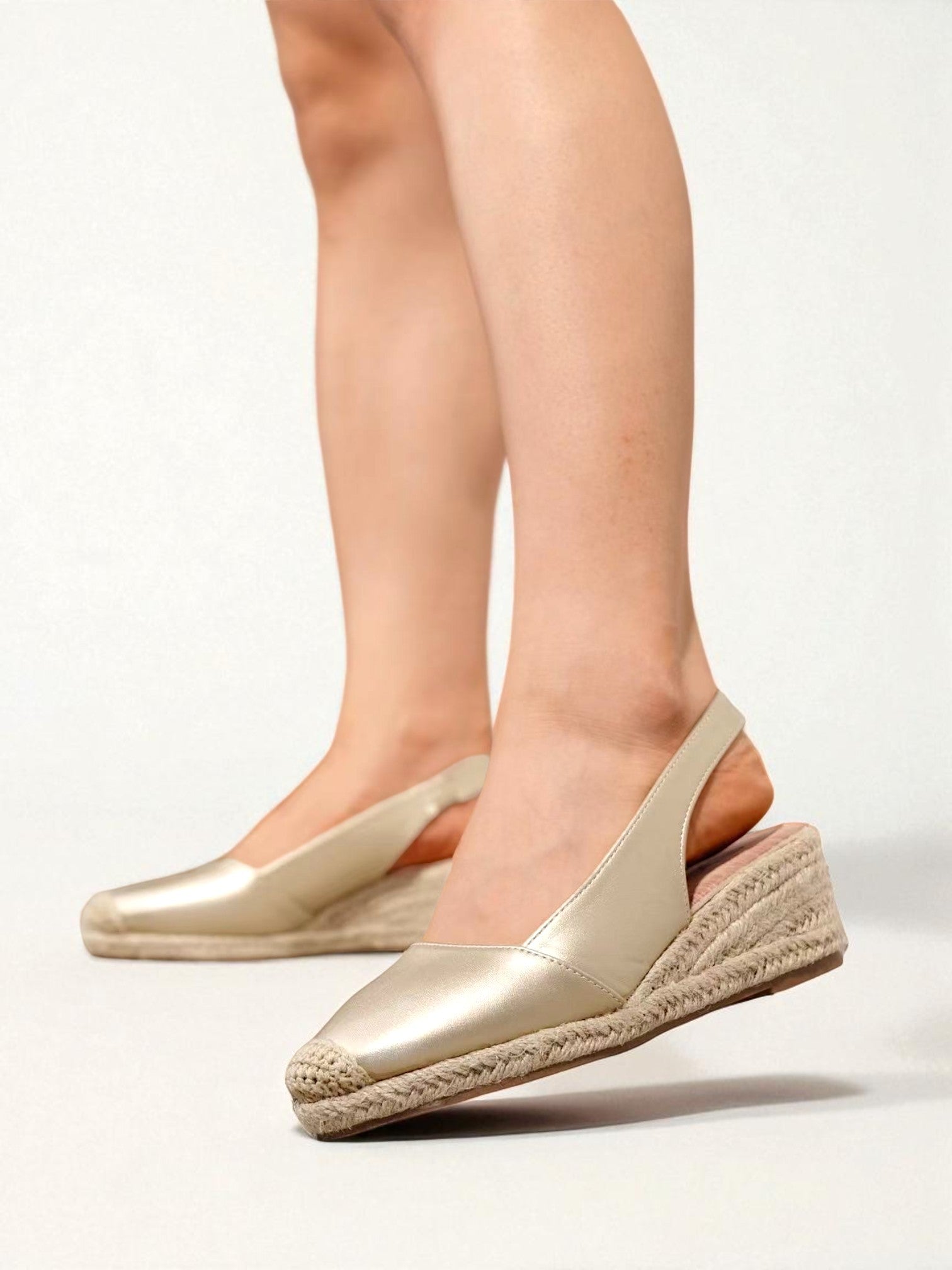 Sandalias de Cuña para Mujer con Plataforma de Yute y Punta Cerrada, Estilo Alpargata Clásica en Color Dorado Mate – Elegantes y Cómodas para Verano
