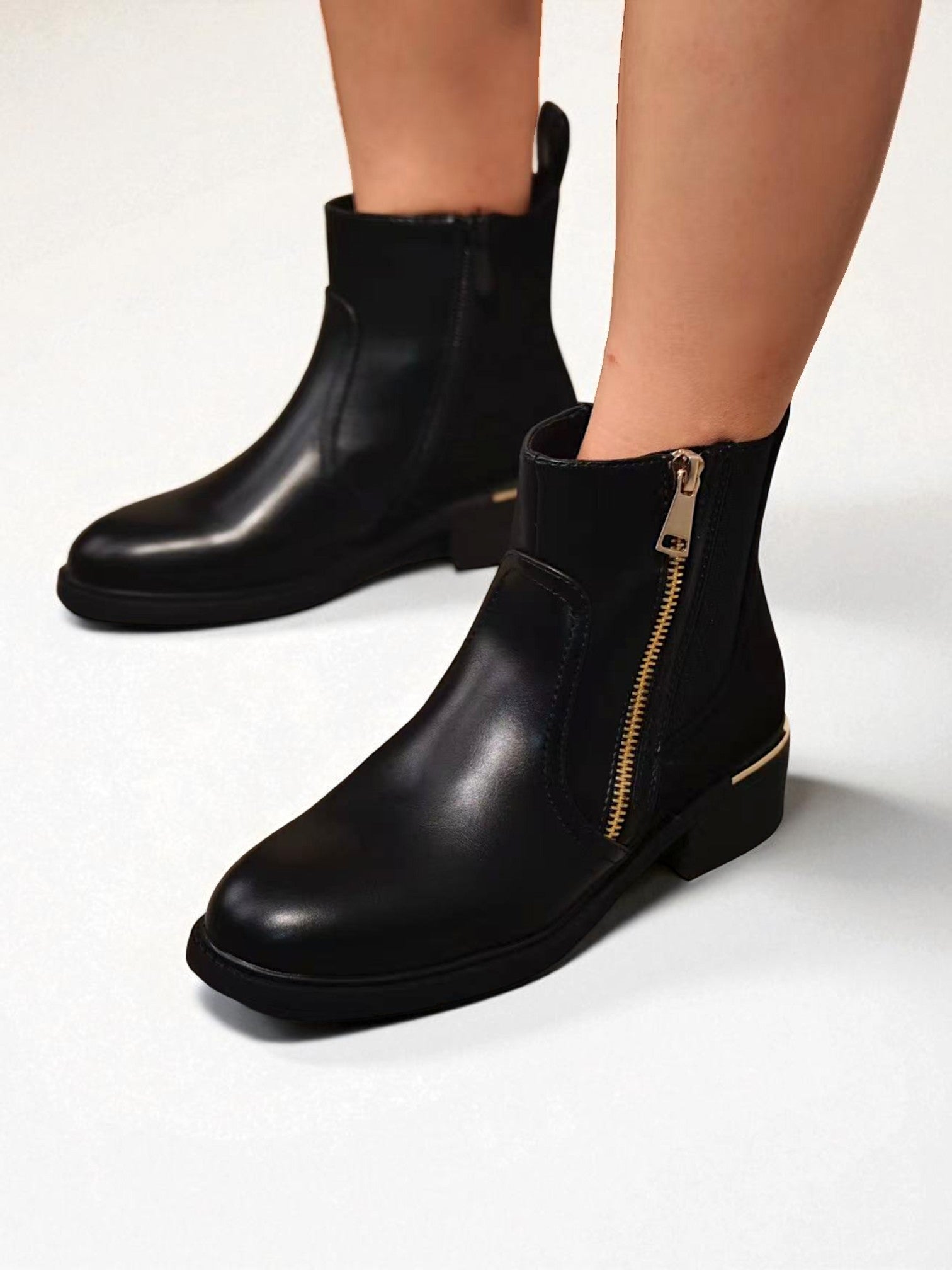 Botines chelsea negros para mujer de cuero sintético con cierre lateral dorado, tacón bajo cuadrado y elástico lateral, estilo elegante y cómodo para uso diario u oficina
