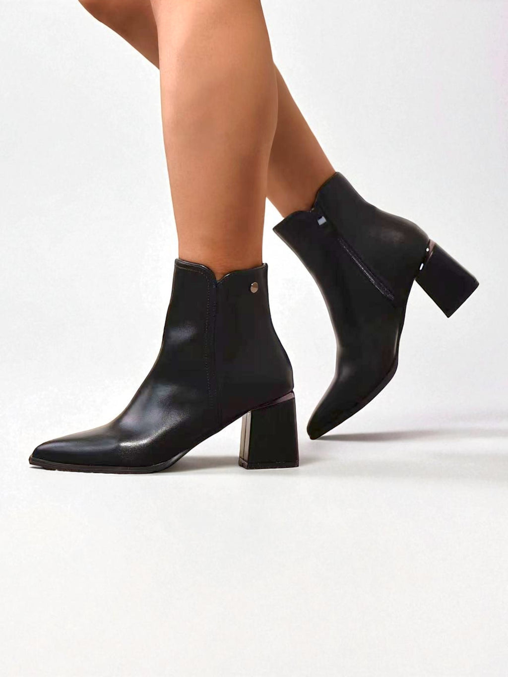 Botines de mujer elegantes punta fina tacón bloque medio cómodos de vestir en polipiel disponibles en negro y vino tinto, perfectos para looks casuales y formales