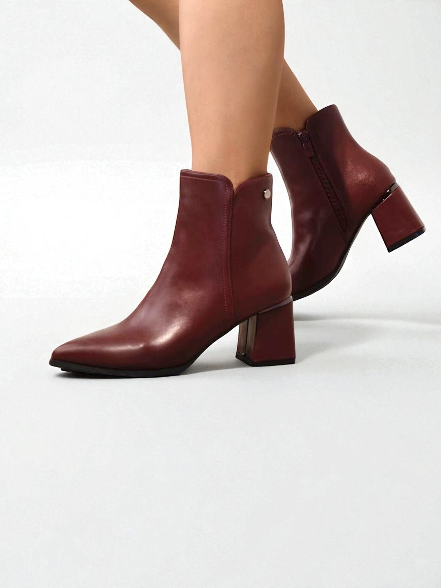 Botines de mujer elegantes punta fina tacón bloque medio cómodos de vestir en polipiel disponibles en negro y vino tinto, perfectos para looks casuales y formales