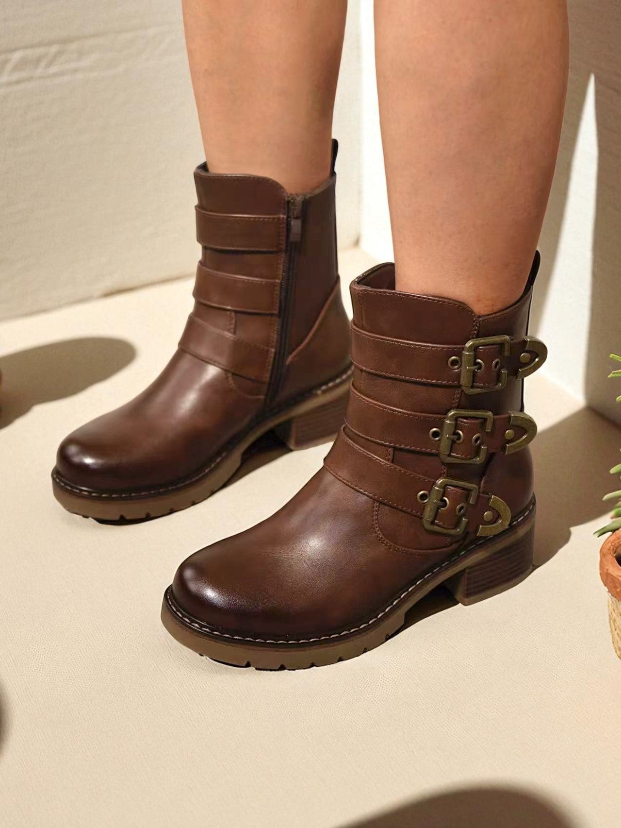 Botines biker de mujer estilo motero con tacón bajo y hebillas metálicas ajustables en polipie