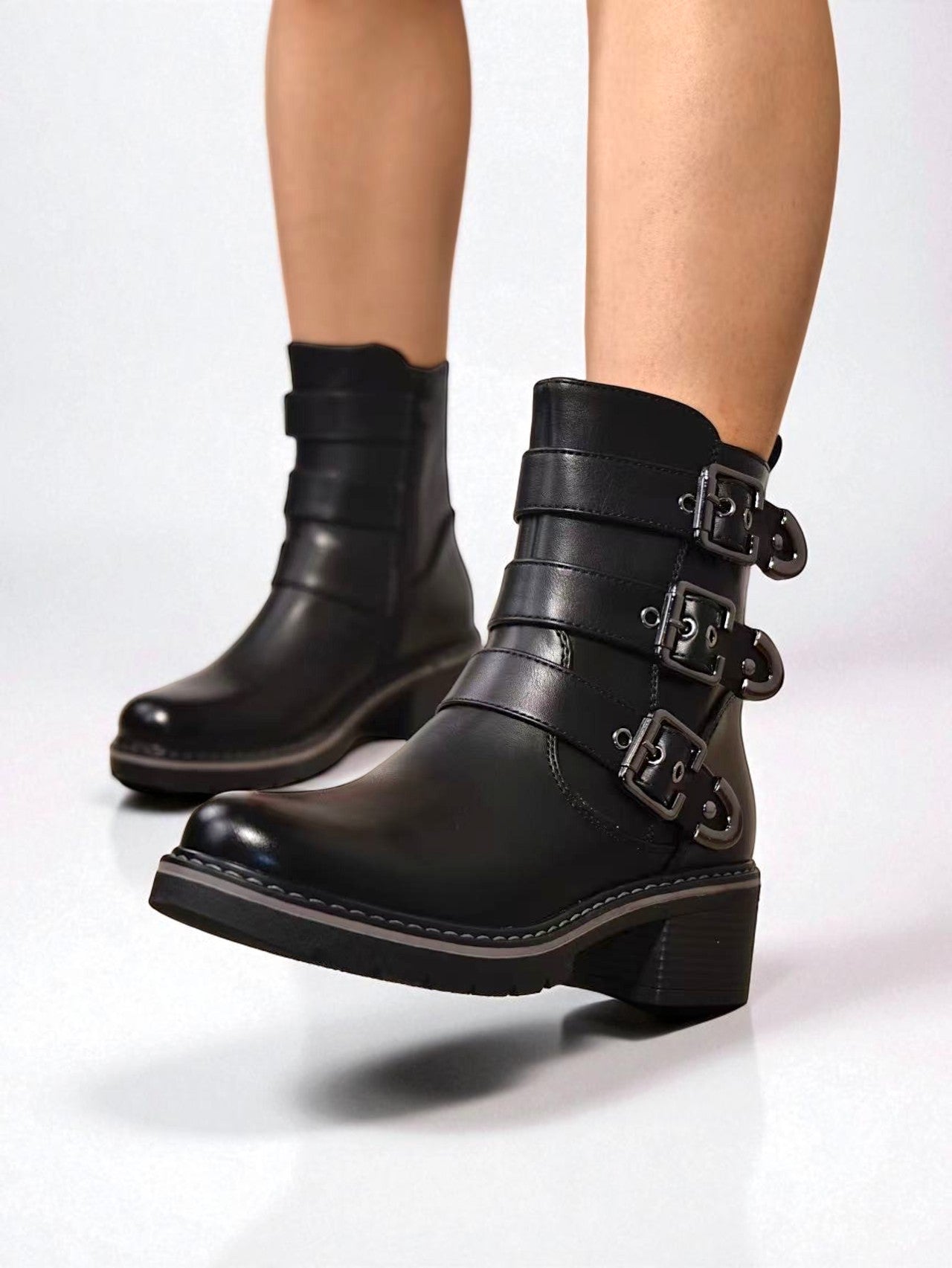 Botines biker de mujer estilo motero con tacón bajo y hebillas metálicas ajustables en polipie