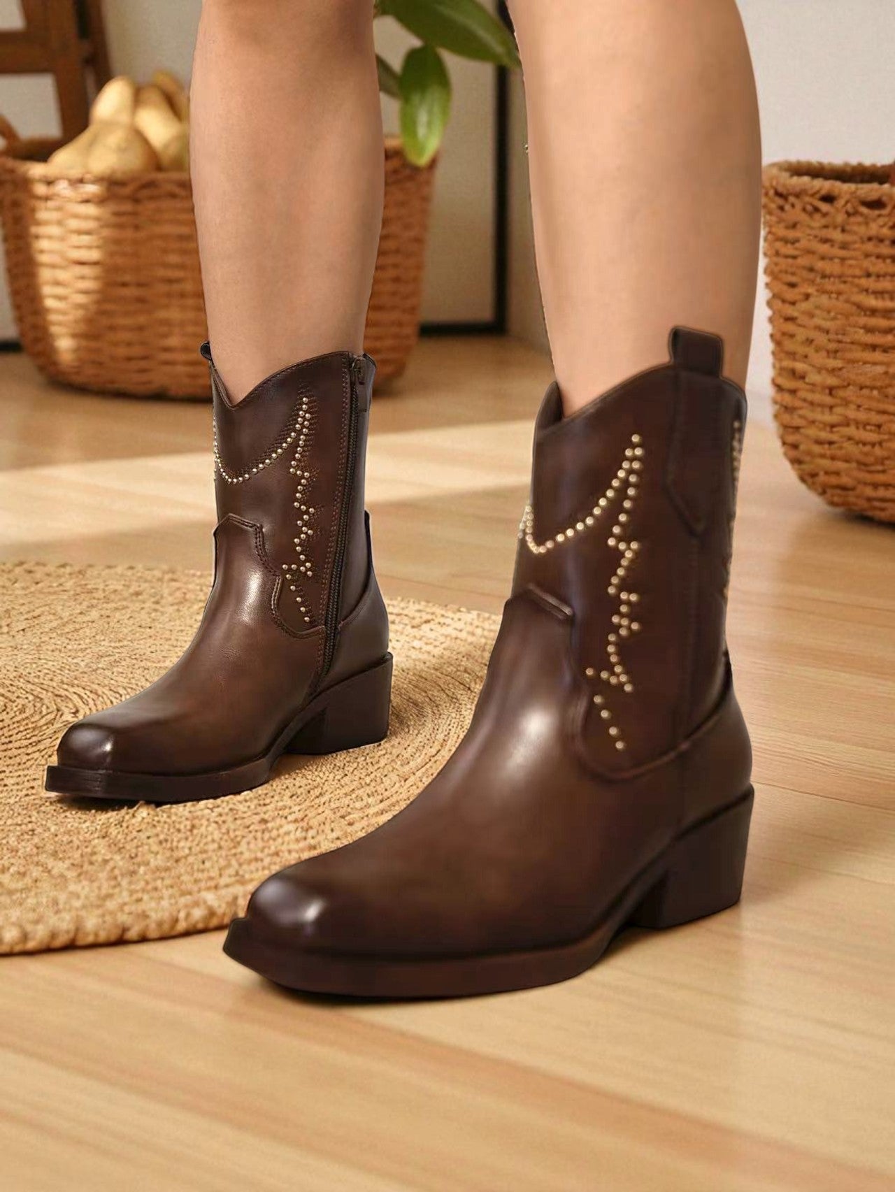 Botines cowboy de mujer estilo western con tachuelas metálicas decorativas y tacón medio