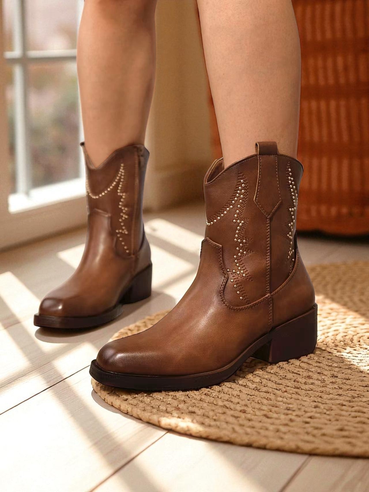 Botines cowboy de mujer estilo western con tachuelas metálicas decorativas y tacón medio