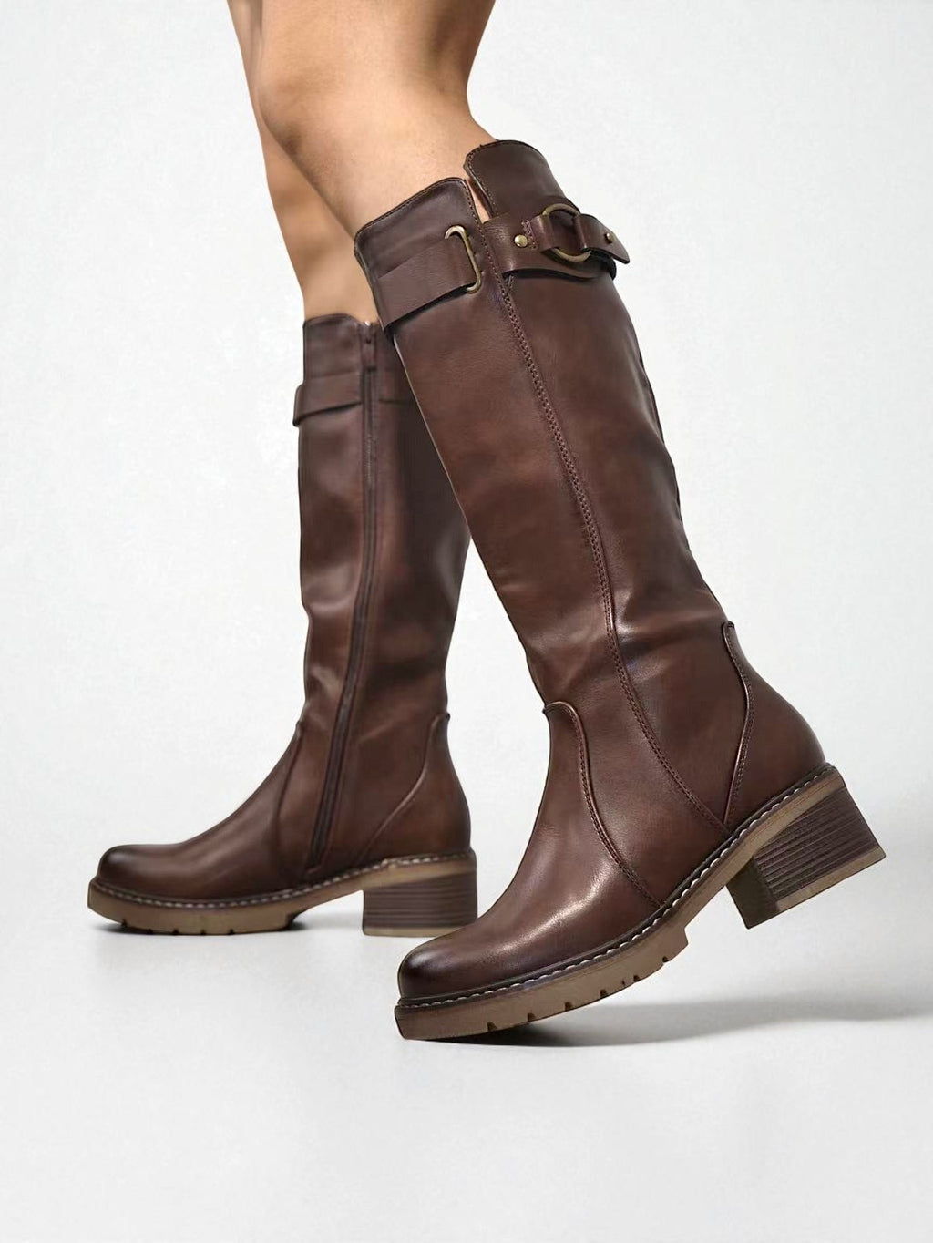 Botas altas de mujer con tacón bajo cuadrado y hebilla decorativa en la caña