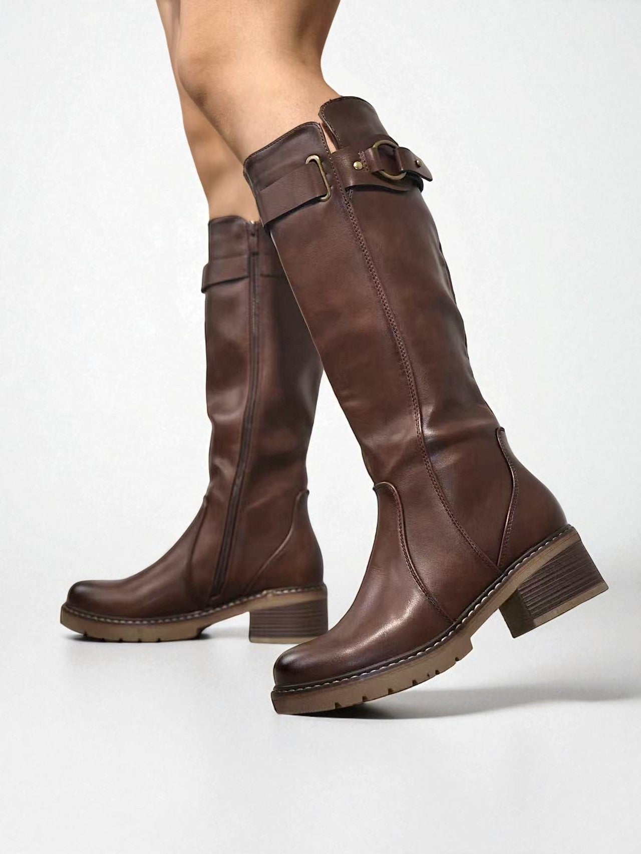 Botas altas de mujer con tacón bajo cuadrado y hebilla decorativa en la caña