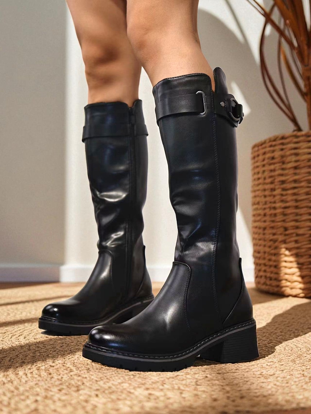 Botas altas de mujer con tacón bajo cuadrado y hebilla decorativa en la caña