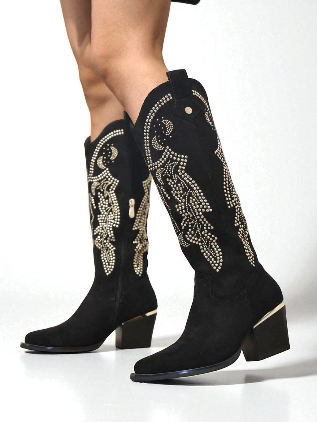 Botas vaqueras de gamuza sintética con tachuelas doradas y punta fina