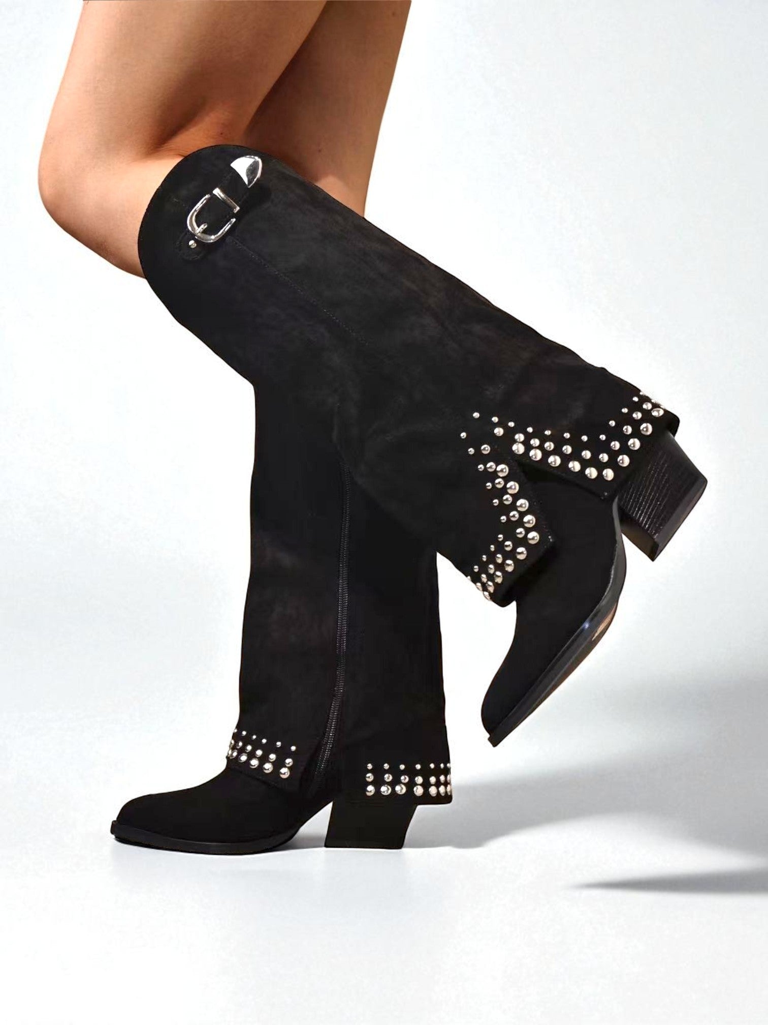 Botas cowboy altas de mujer con tachuelas metálicas y tacón ancho estilo western