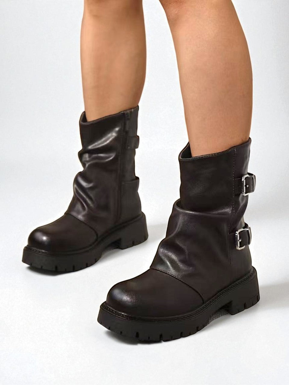 Botines biker de mujer media caña con doble hebilla y suela track
