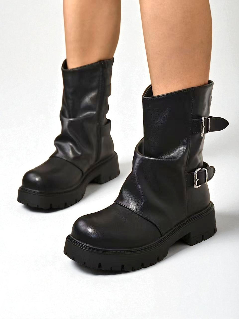 Botines biker de mujer media caña con doble hebilla y suela track