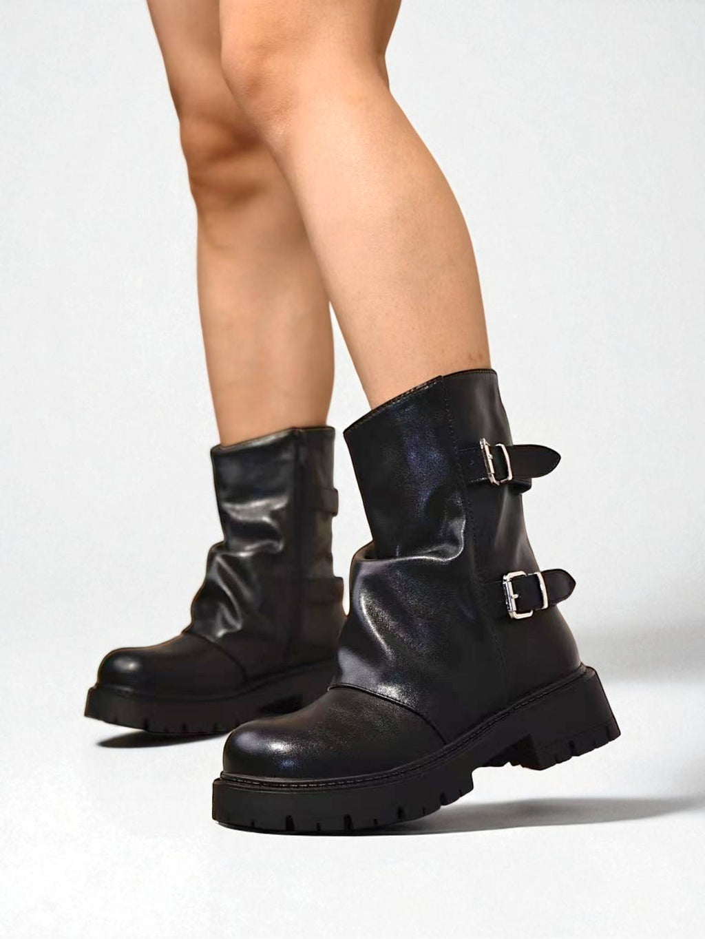 Botines biker de mujer media caña con doble hebilla y suela track