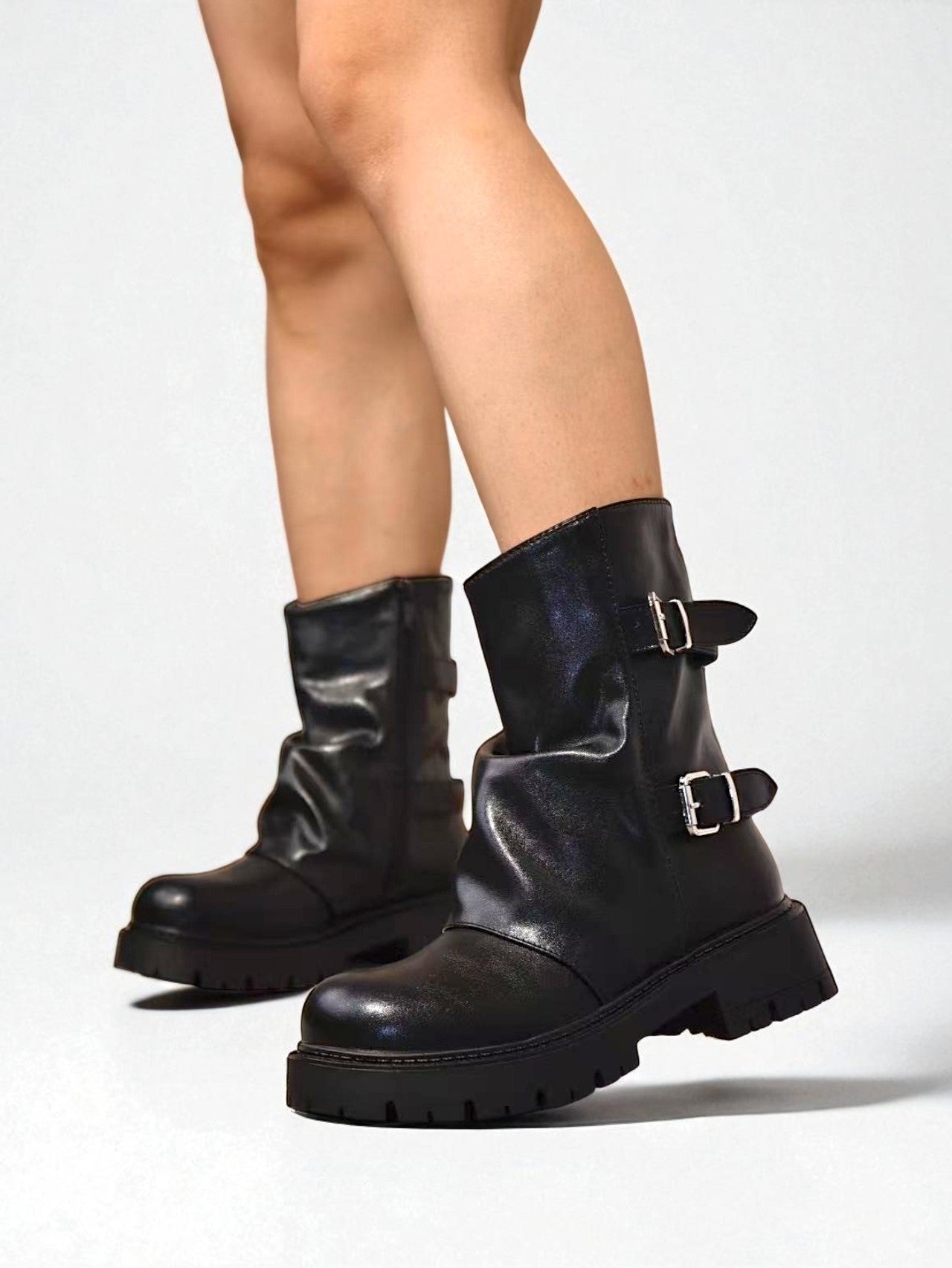 Botines biker de mujer media caña con doble hebilla y suela track