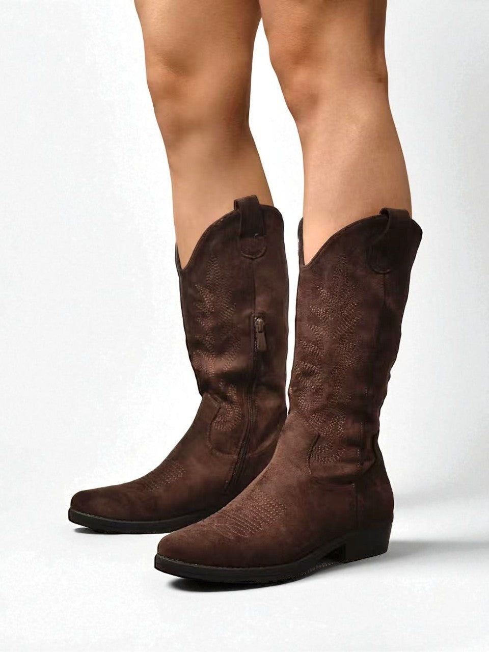 Botas camperas estilo cowboy caña media en efecto ante sintético con bordados