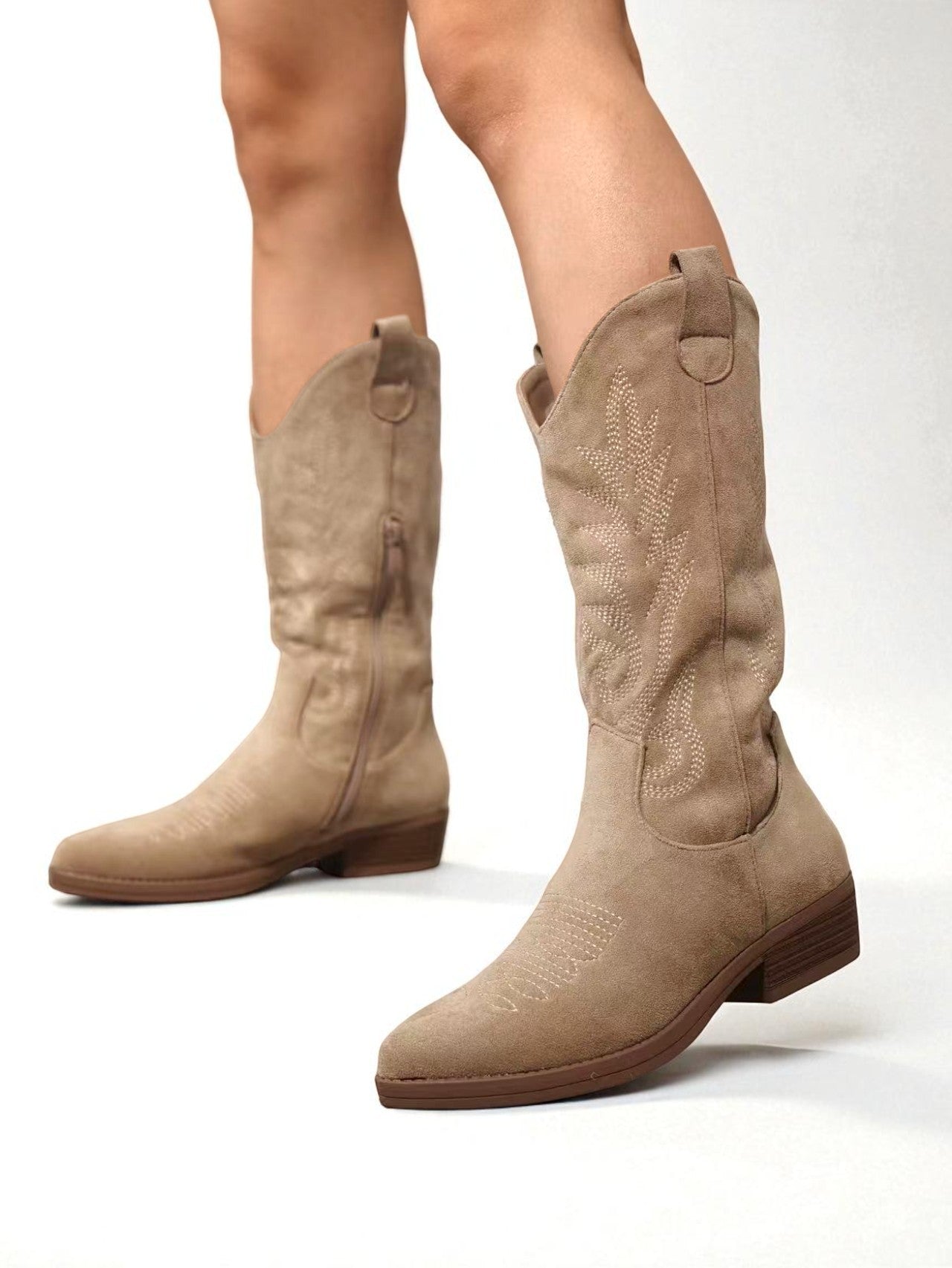 Botas cowboy planas caña media en efecto ante sintético con bordados