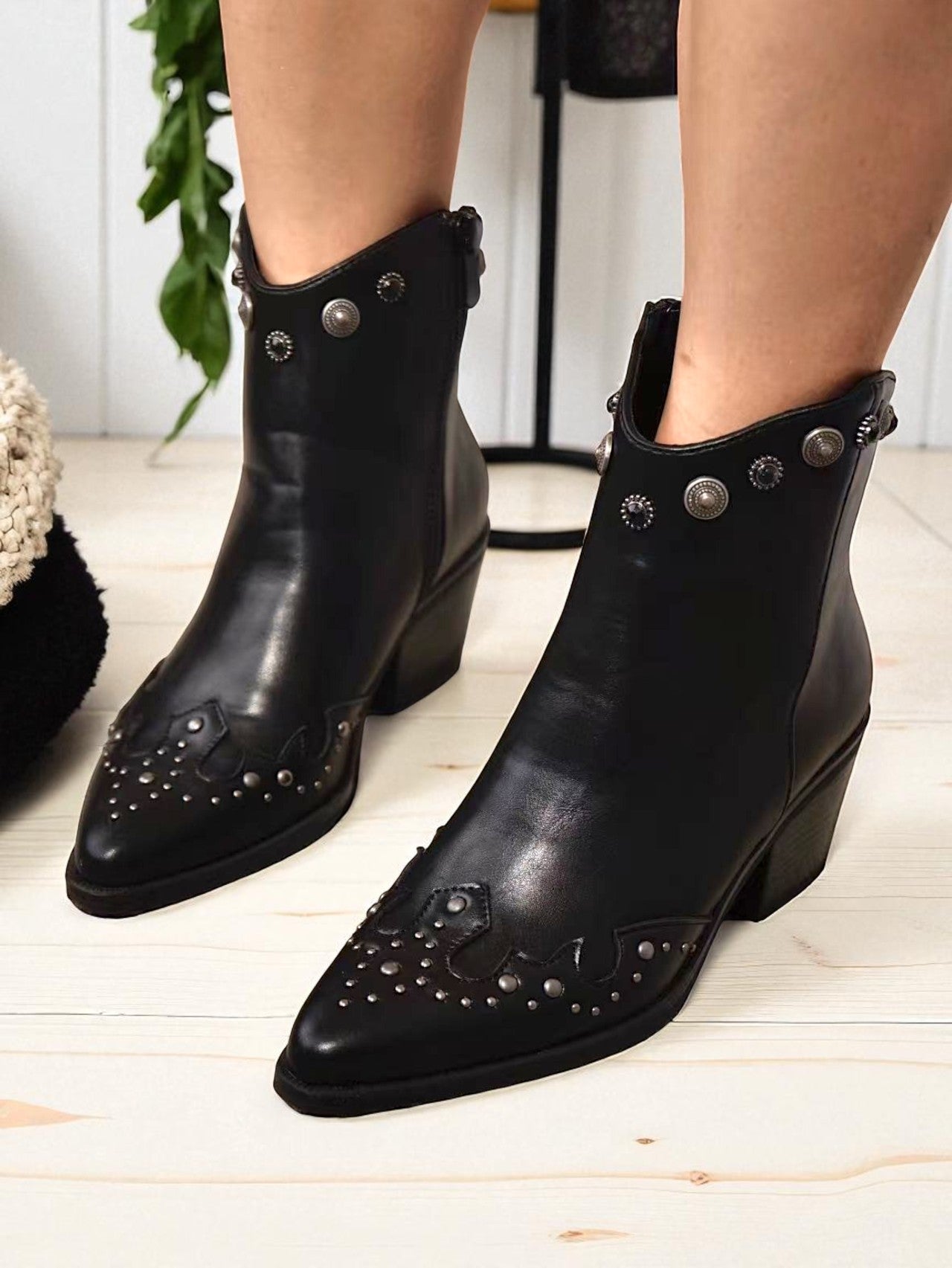 Botines cowboy de mujer estilo western con punta fina, tacón medio y tachuelas metálicas