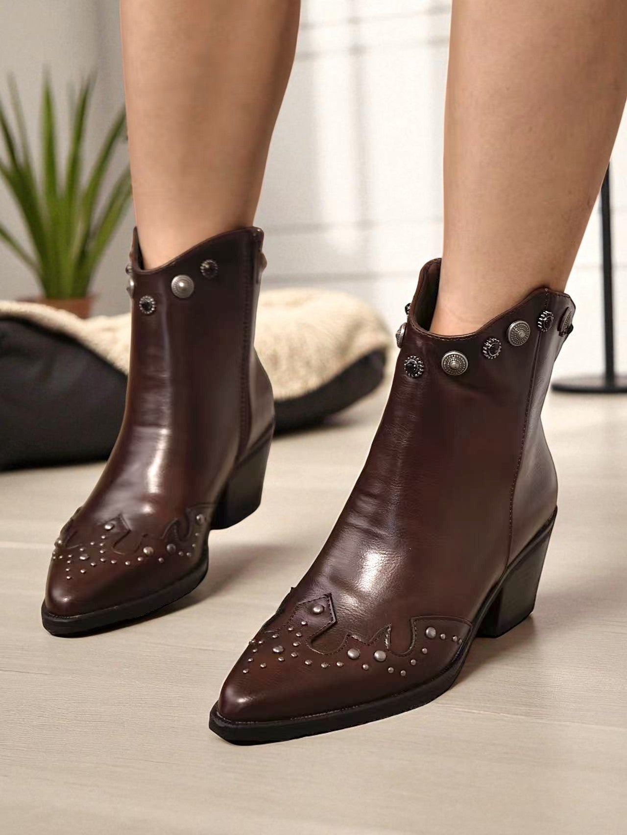 Botines cowboy de mujer estilo western con punta fina, tacón medio y tachuelas metálicas