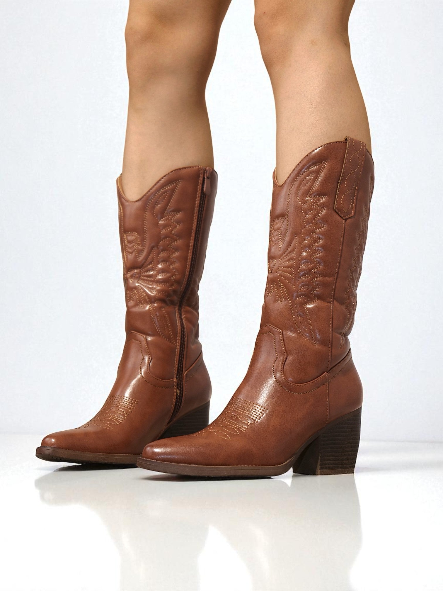 Botas cowboy de mujer bordadas con tacón ancho, estilo vaquero moderno y cómodo para looks casuales