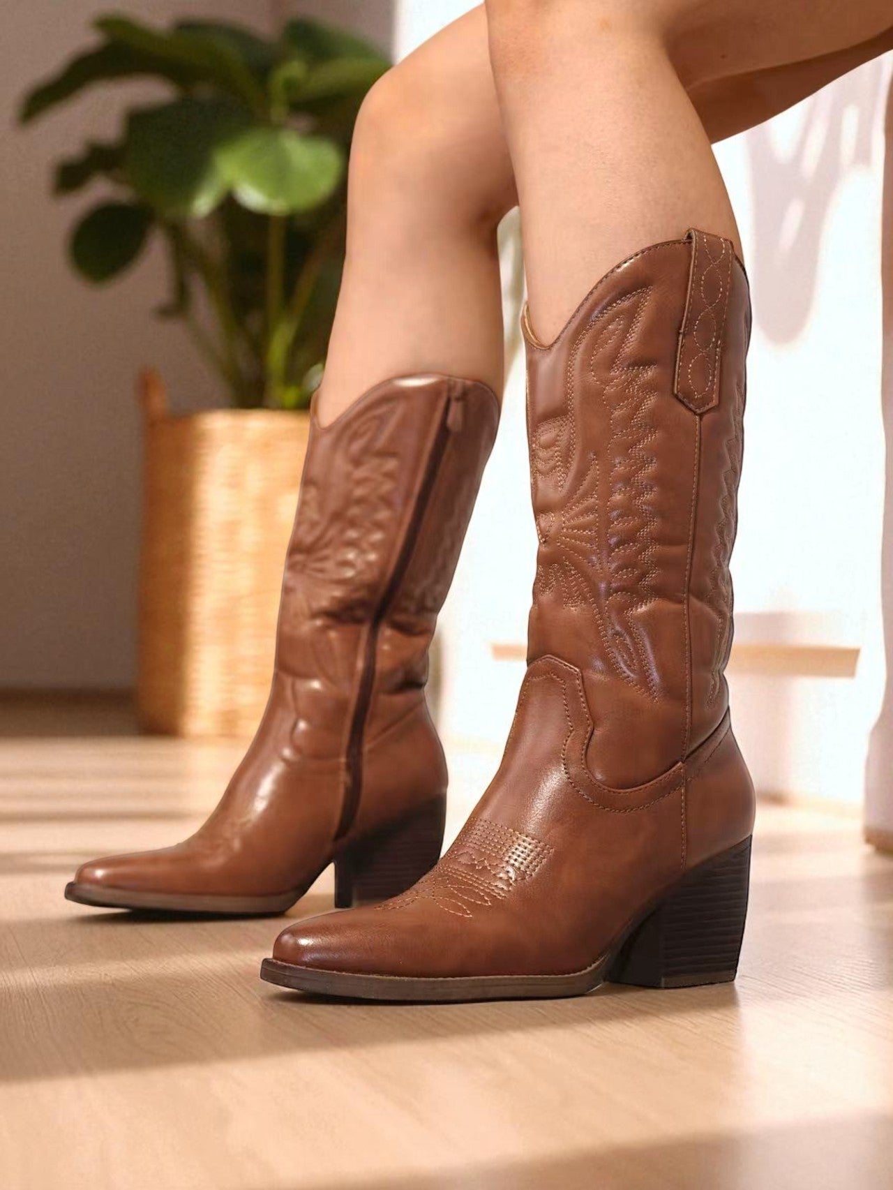 Botas cowboy de mujer bordadas con tacón ancho, estilo vaquero moderno y cómodo para looks casuales