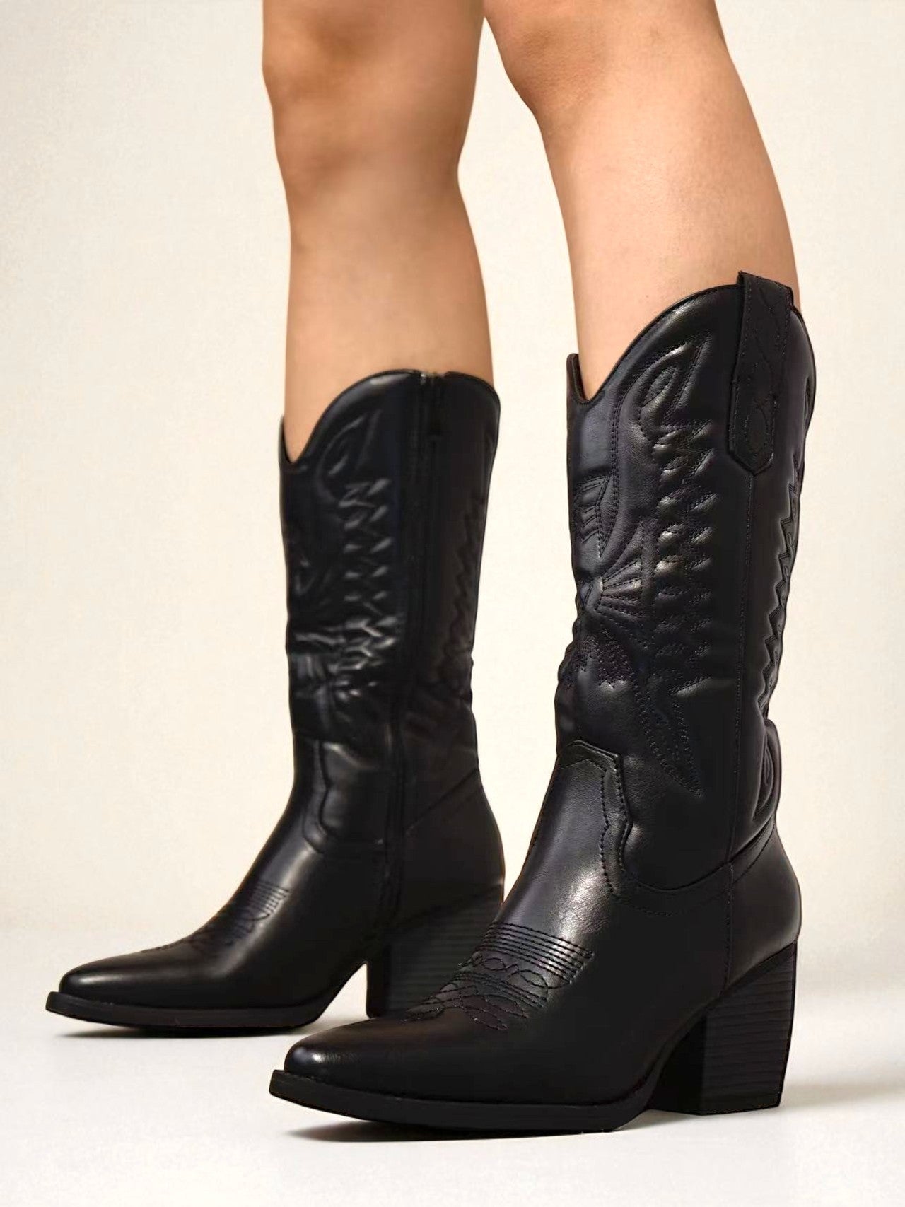 Botas cowboy de mujer bordadas con tacón ancho, estilo vaquero moderno y cómodo para looks casuales