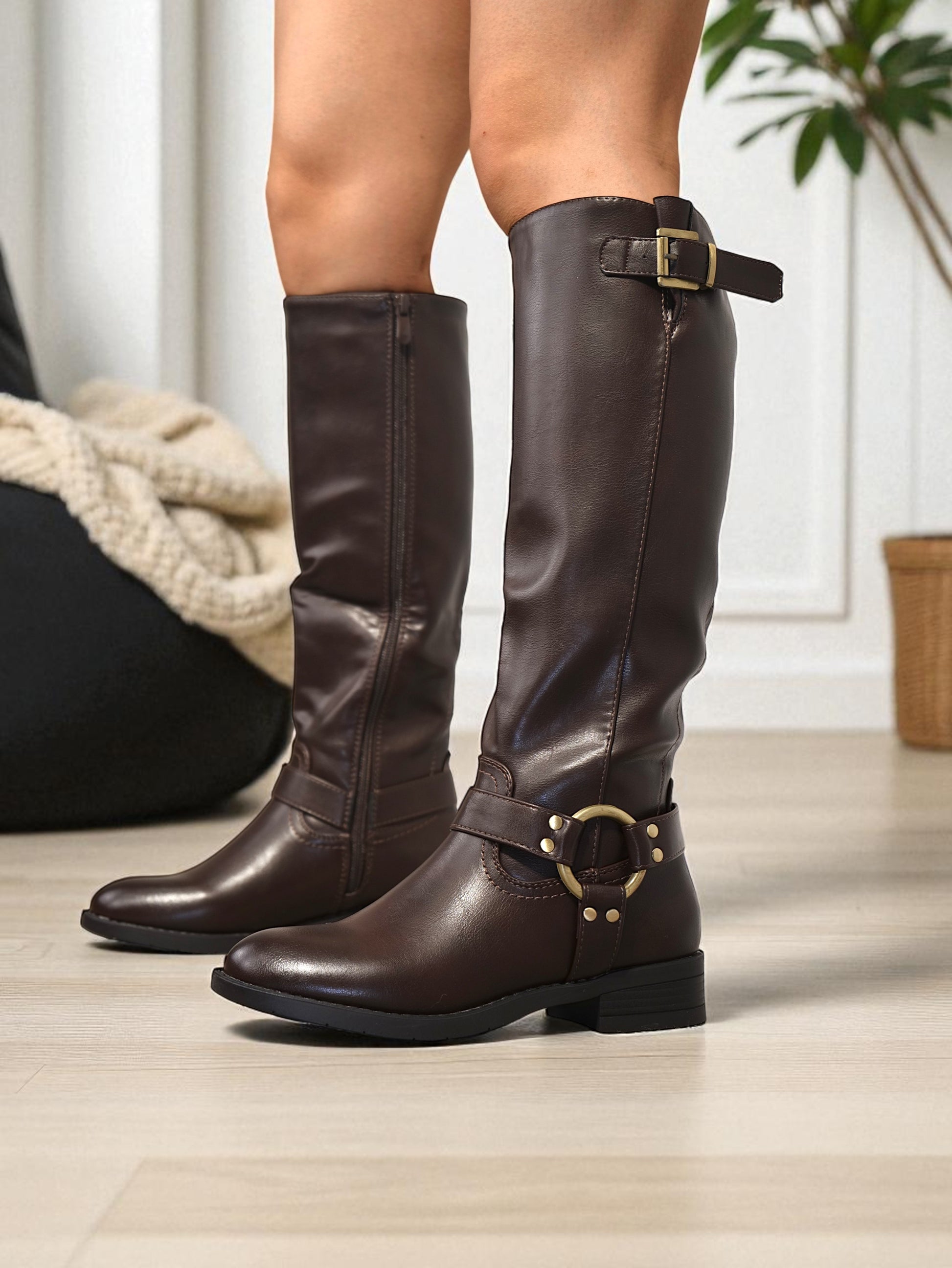 Botas altas de mujer estilo ecuestre con hebilla metálica y tacón bajo cómodo para uso diario