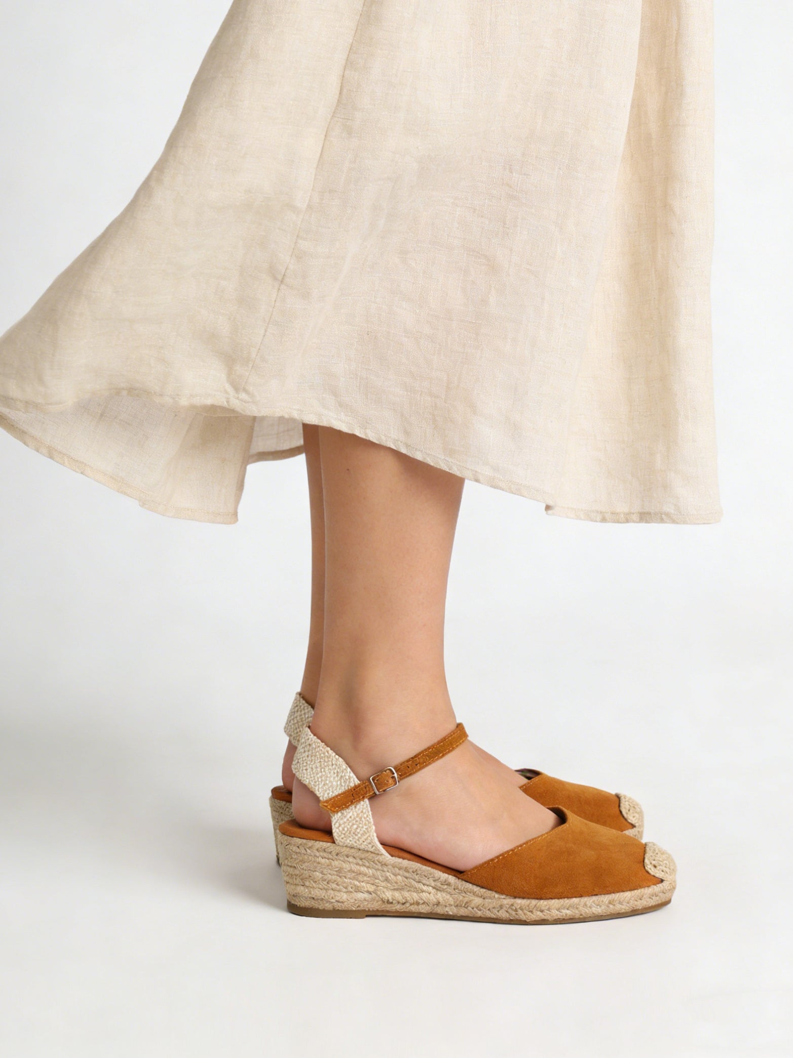 Sandalias tipo alpargatas de mujer con cuña de esparto y pulsera ajustable, punta cerrada estilo valenciana, acabado en cuero tipo gamuza, cómodas y ligeras para verano, disponibles en negro, verde, beige y camel