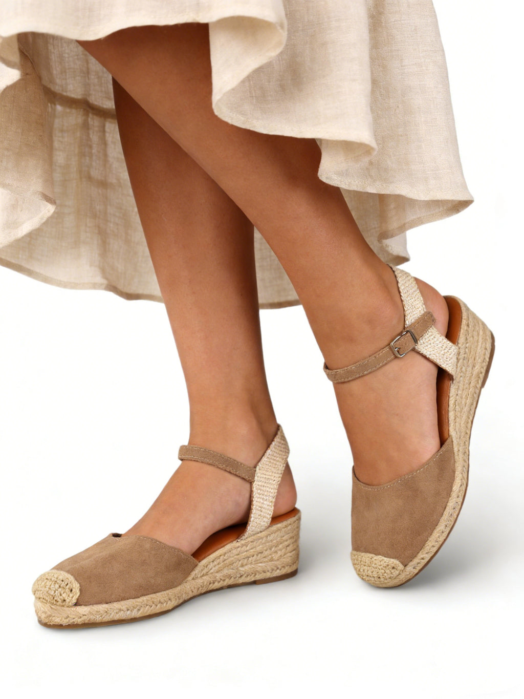 Sandalias tipo alpargatas de mujer con cuña de esparto y pulsera ajustable, punta cerrada estilo valenciana, acabado en cuero tipo gamuza, cómodas y ligeras para verano, disponibles en negro, verde, beige y camel