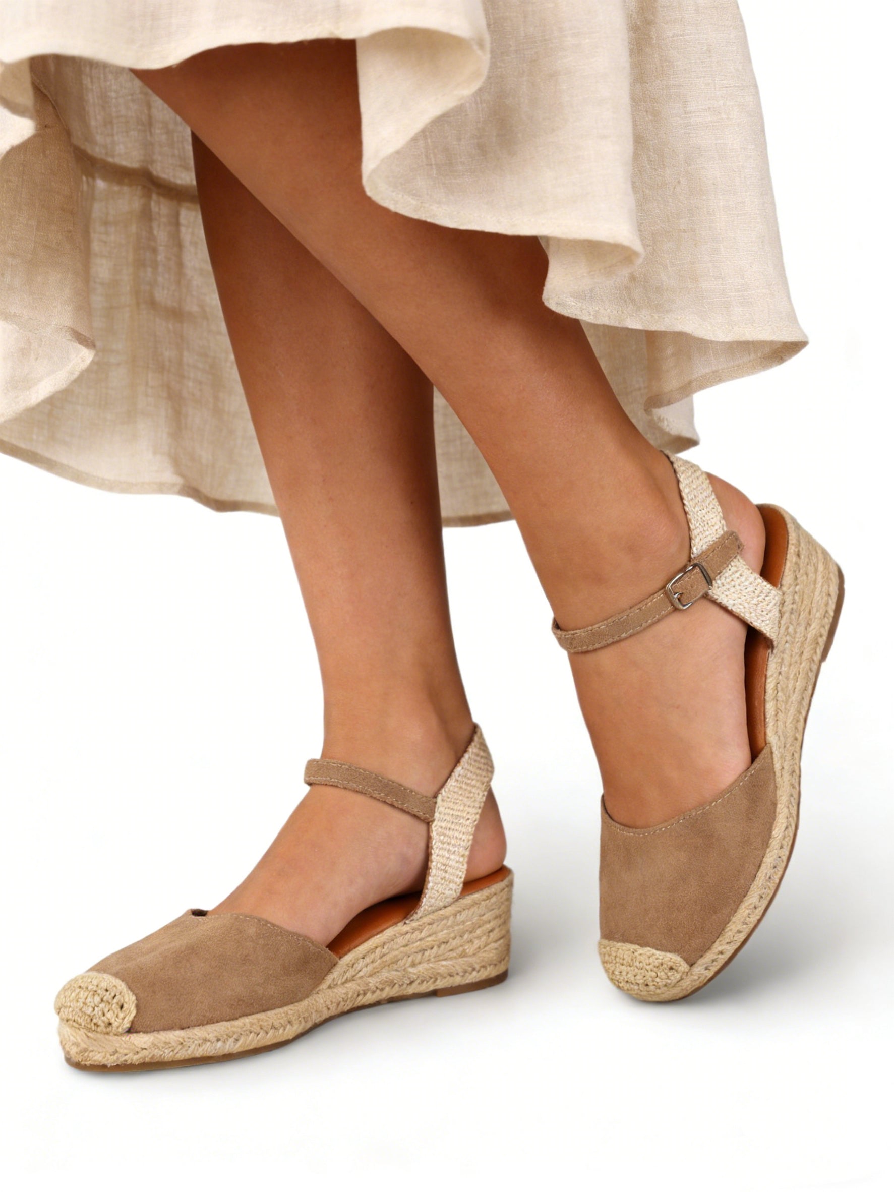 Sandalias tipo alpargatas de mujer con cuña de esparto y pulsera ajustable, punta cerrada estilo valenciana, acabado en cuero tipo gamuza, cómodas y ligeras para verano, disponibles en negro, verde, beige y camel