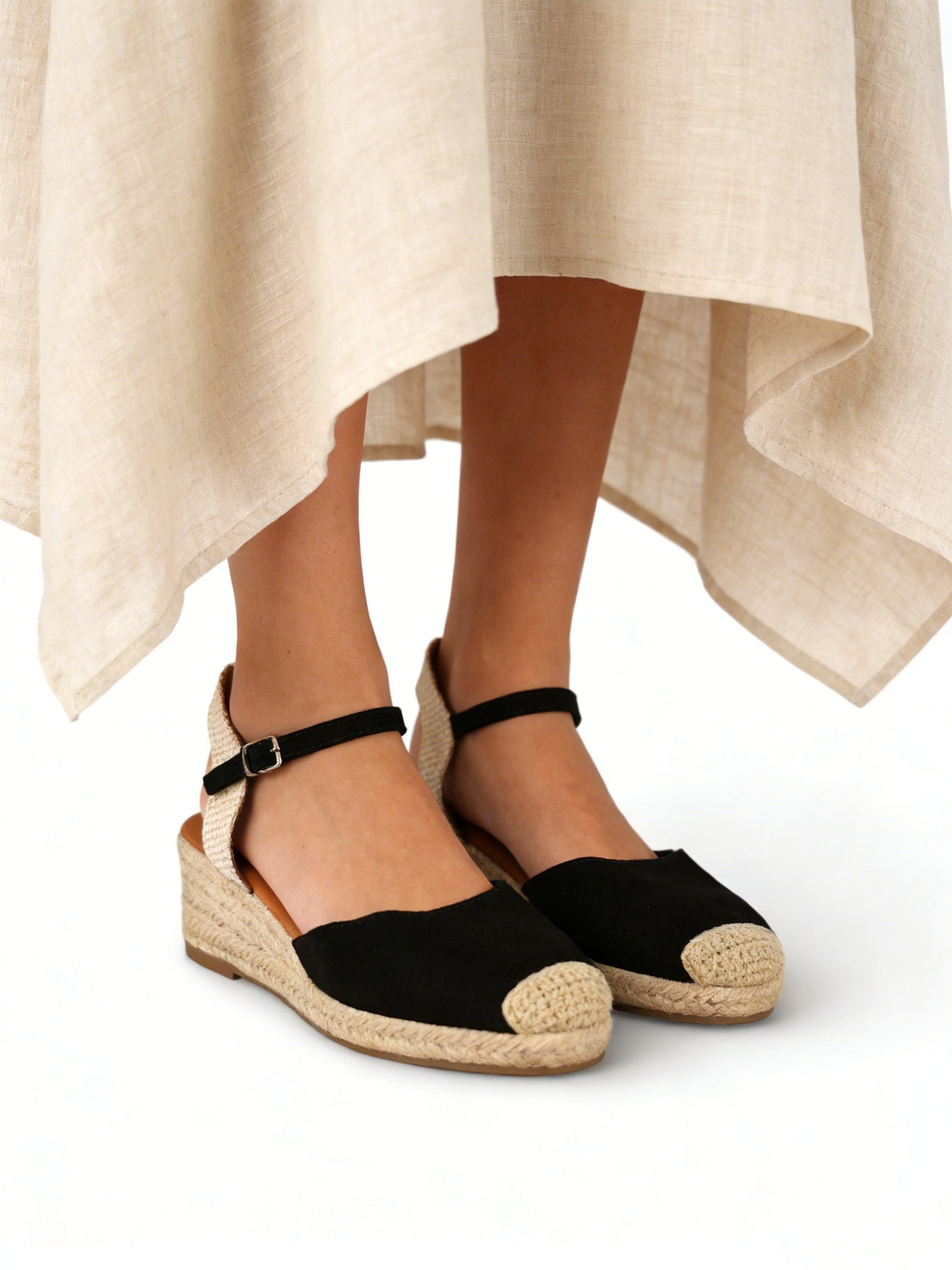 Sandalias tipo alpargatas de mujer con cuña de esparto y pulsera ajustable, punta cerrada estilo valenciana, acabado en cuero tipo gamuza, cómodas y ligeras para verano, disponibles en negro, verde, beige y camel