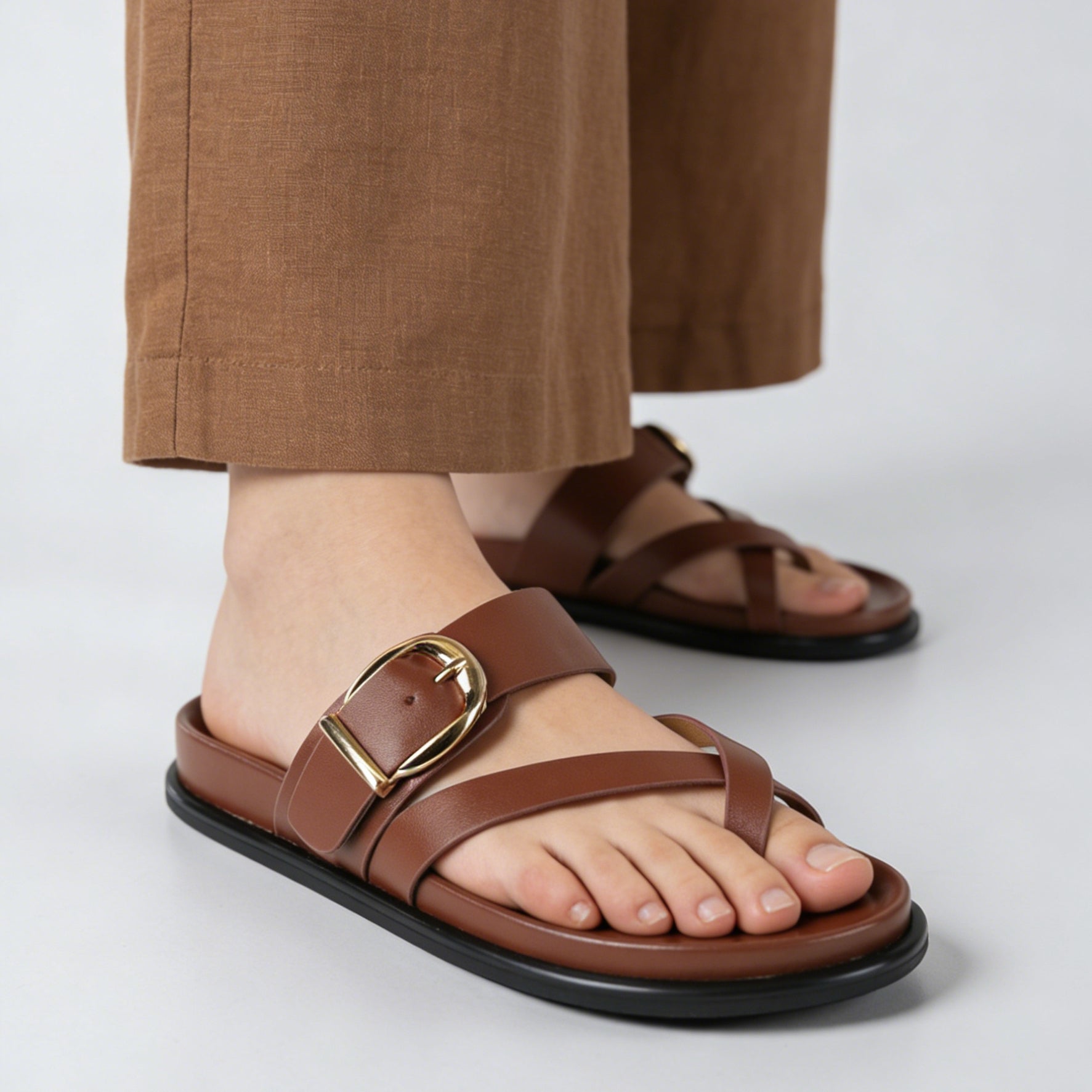 Sandalias planas tipo chancla para mujer con tira cruzada y hebilla dorada, sandalias casuales efecto cuero sintético con plantilla acolchada, sandalias verano cómodas en negro y marrón