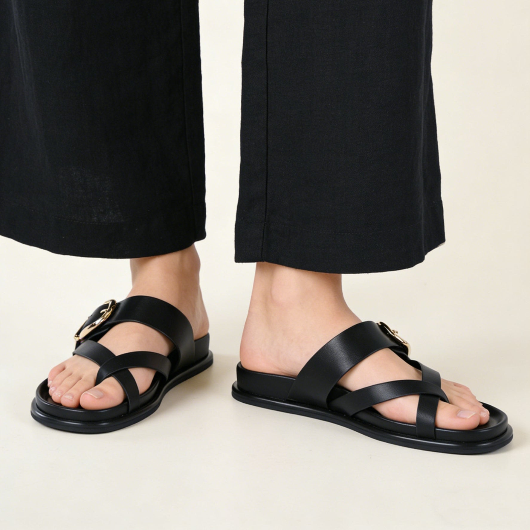 Sandalias planas tipo chancla para mujer con tira cruzada y hebilla dorada, sandalias casuales efecto cuero sintético con plantilla acolchada, sandalias verano cómodas en negro y marrón