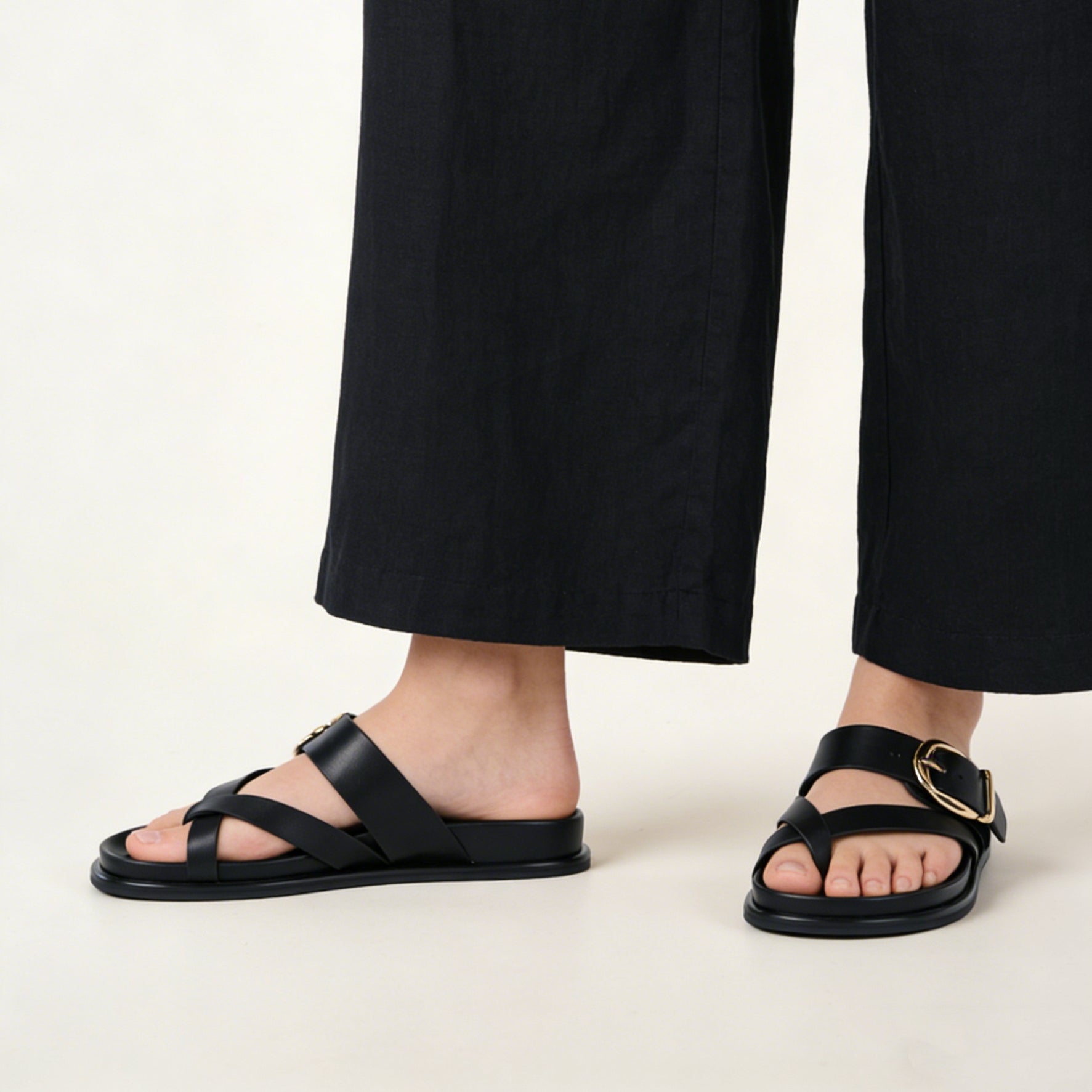 Sandalias planas tipo chancla para mujer con tira cruzada y hebilla dorada, sandalias casuales efecto cuero sintético con plantilla acolchada, sandalias verano cómodas en negro y marrón