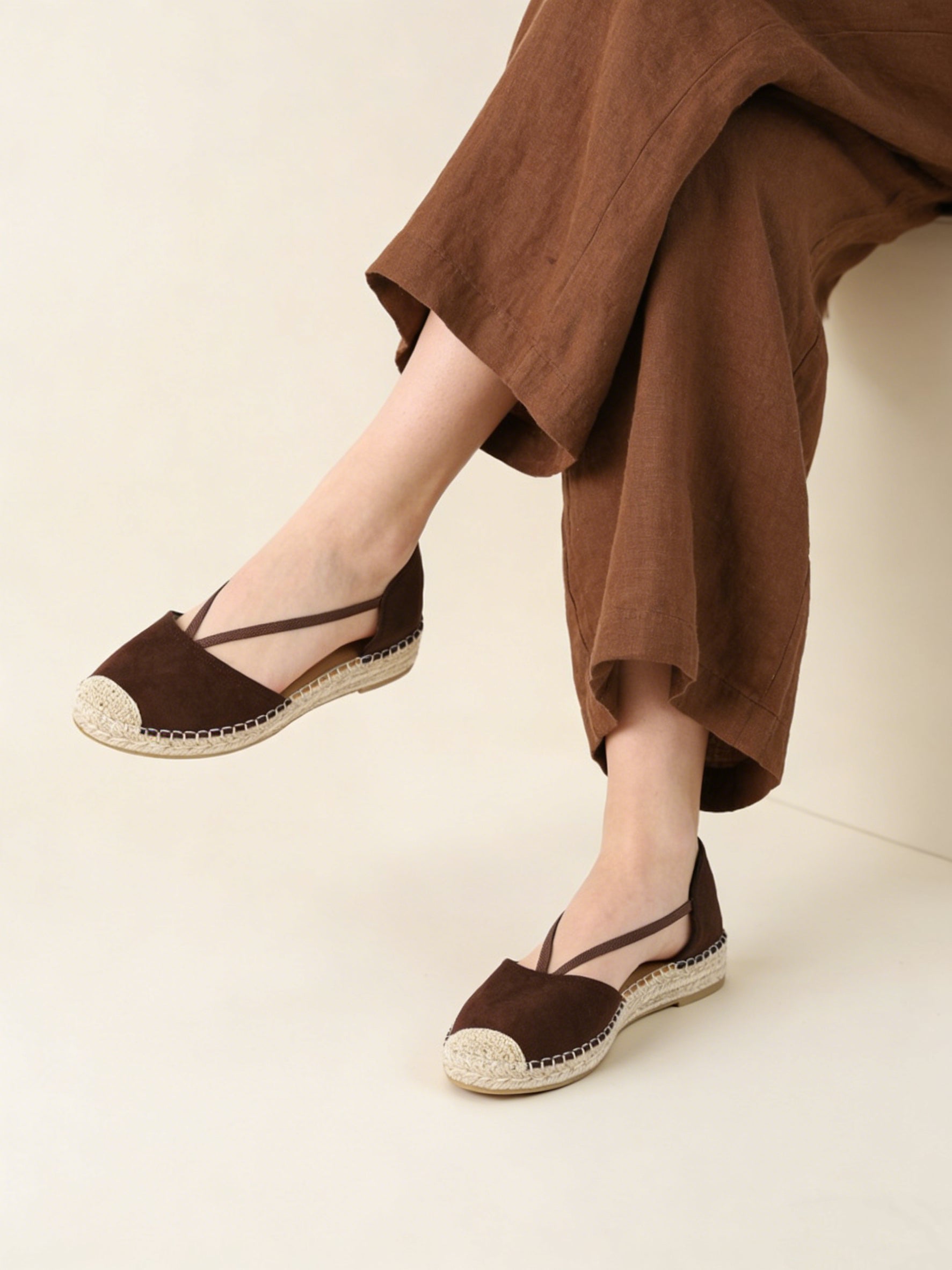 Alpargatas planas con bandas elásticas cruzadas  de verano con laterales abiertos en gamuza sintética para looks casuales, playa y uso diario Sandalias planas tipo espadrille con punta cerrada y suela de yute trenzado