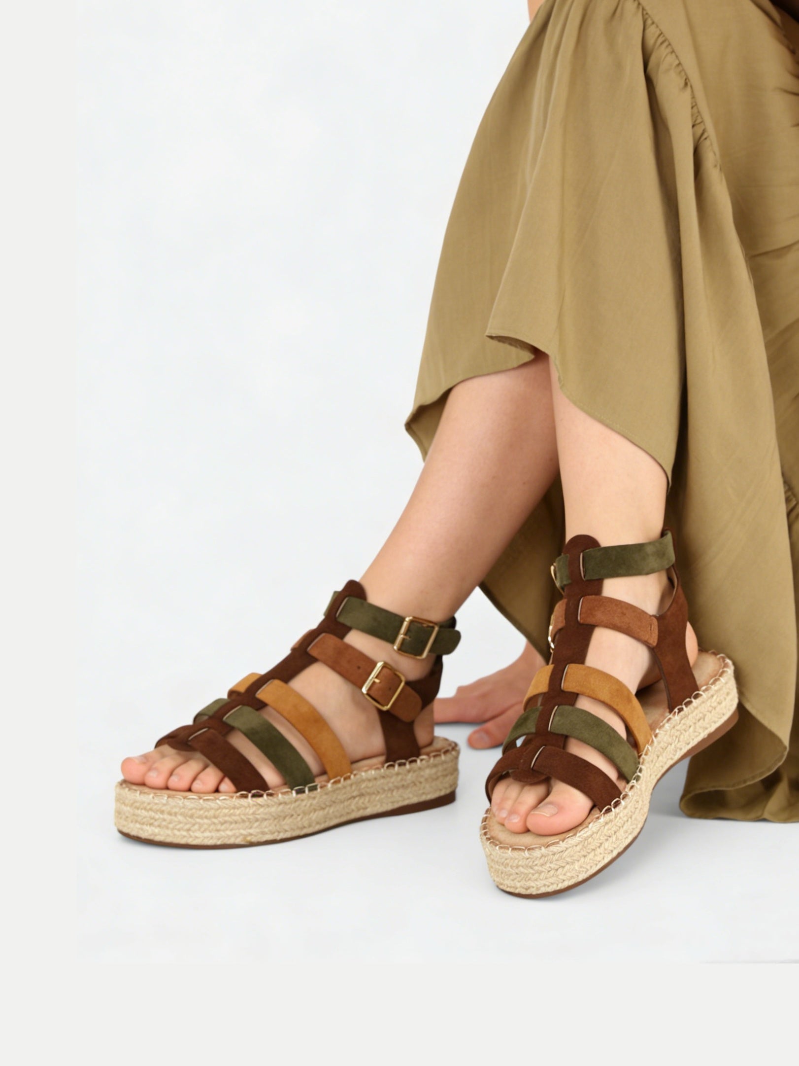 Sandalias romanas mujer plataforma tipo esparto tiras de antelina de marrón chocolate y verde oscuro, sandalias planas con tiras multicolor estilo gladiador, sandalias verano con doble hebilla y suela yute cómoda casual boho