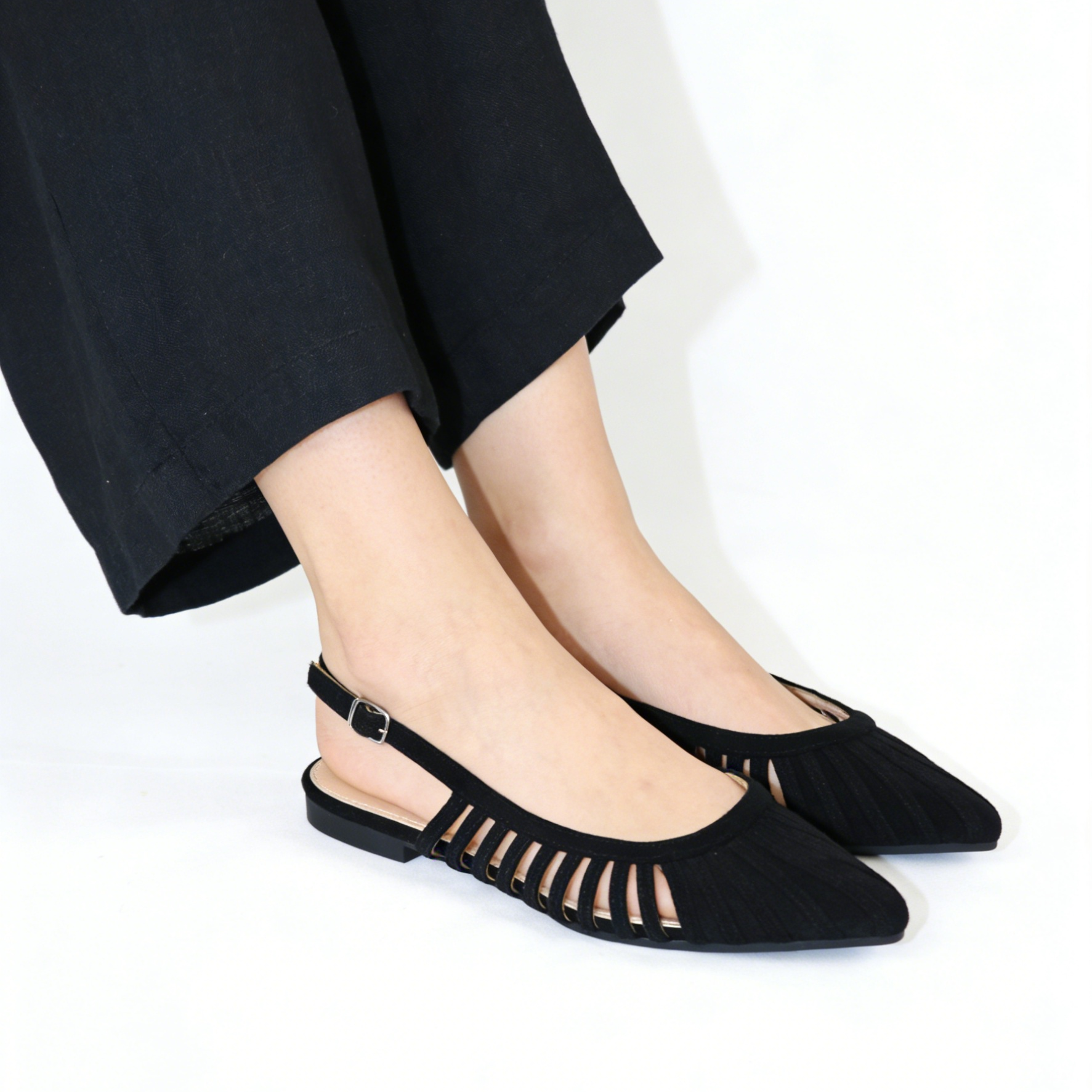 Sandalias planas tipo slingback para mujer en color camel y negro, zapatos destalonados con punta fina y diseño calado, sandalias elegantes de verano con hebilla ajustable y acabado en gamuza sintética
