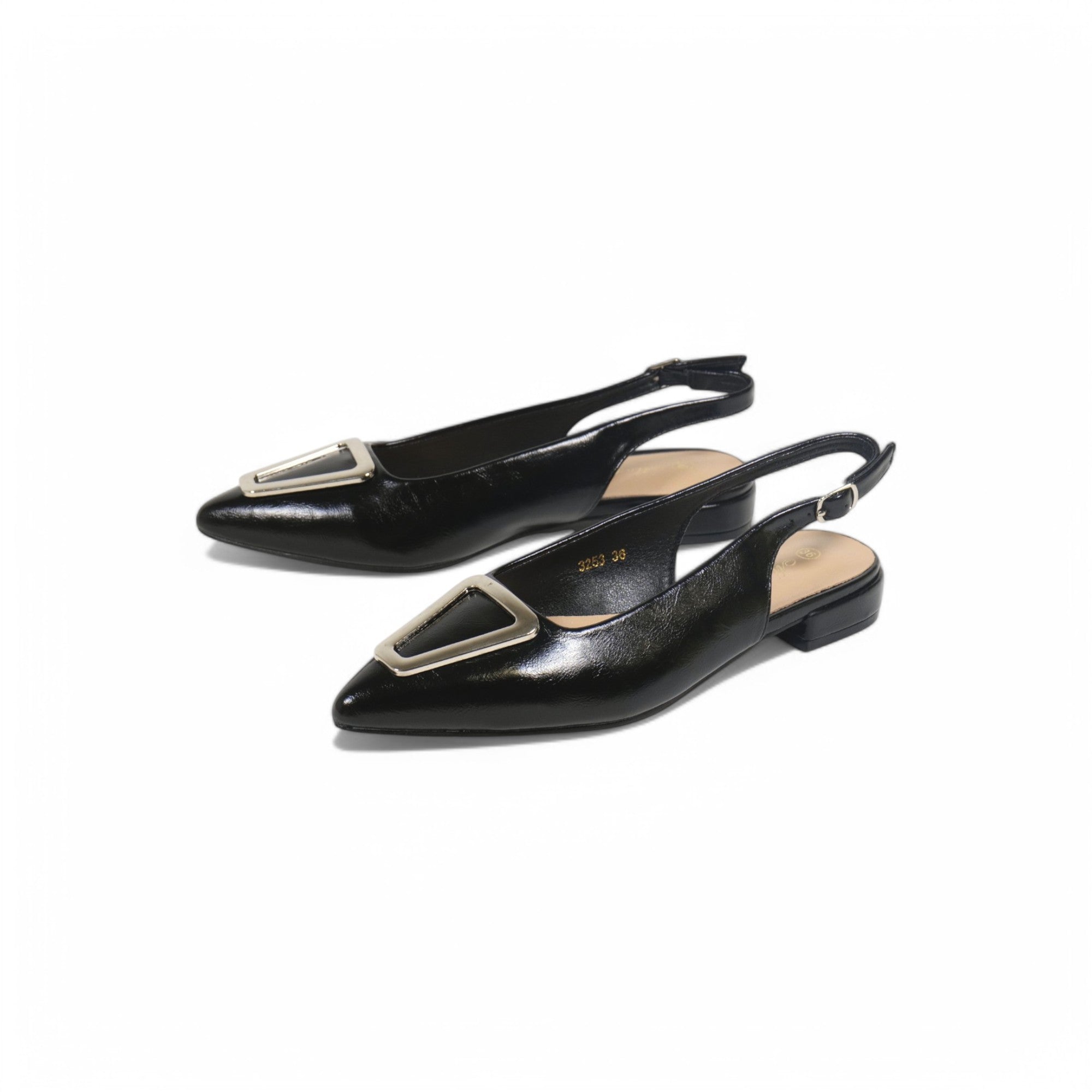 Zapatos planos destalonados con punta fina y adorno triangular