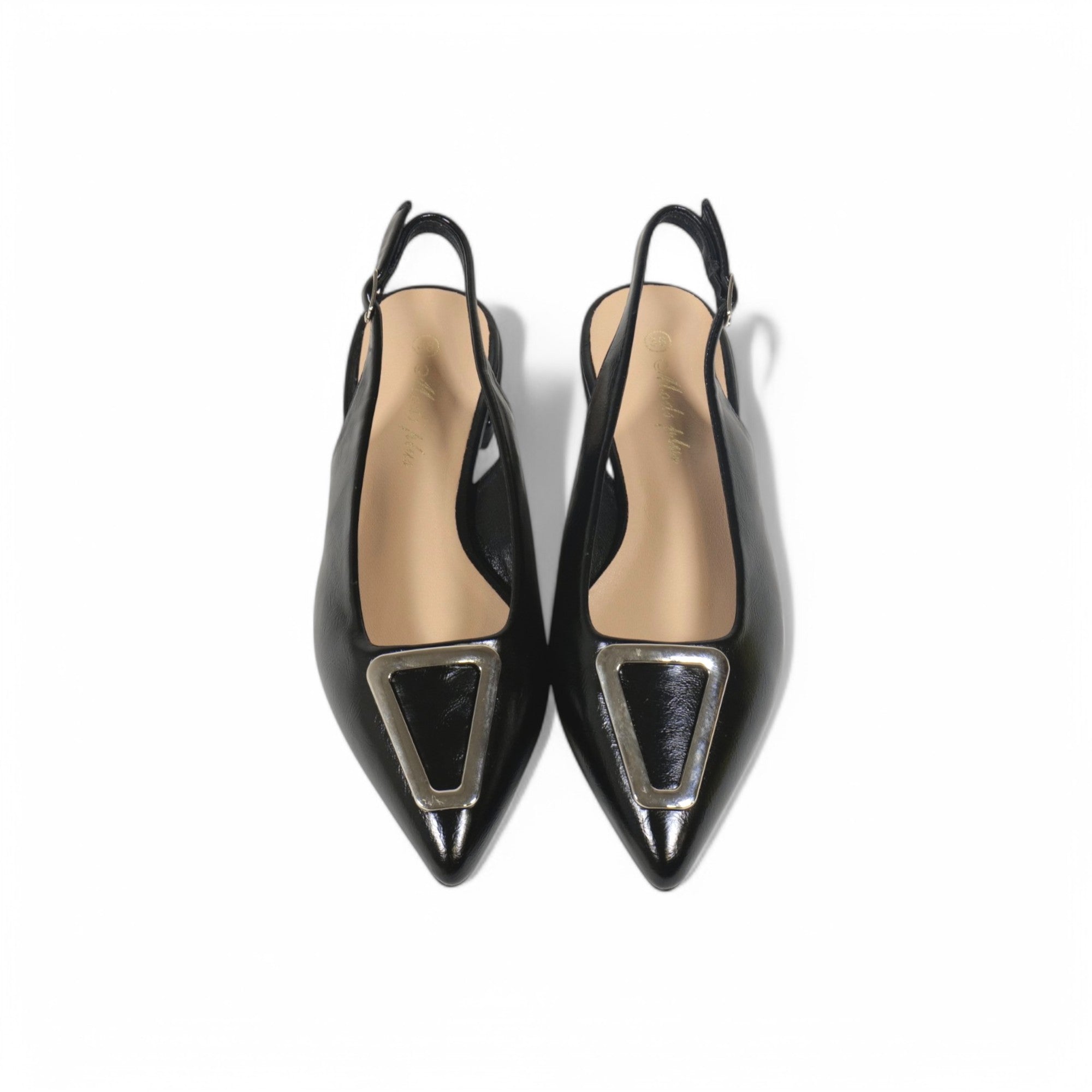Zapatos planos destalonados con punta fina y adorno triangular