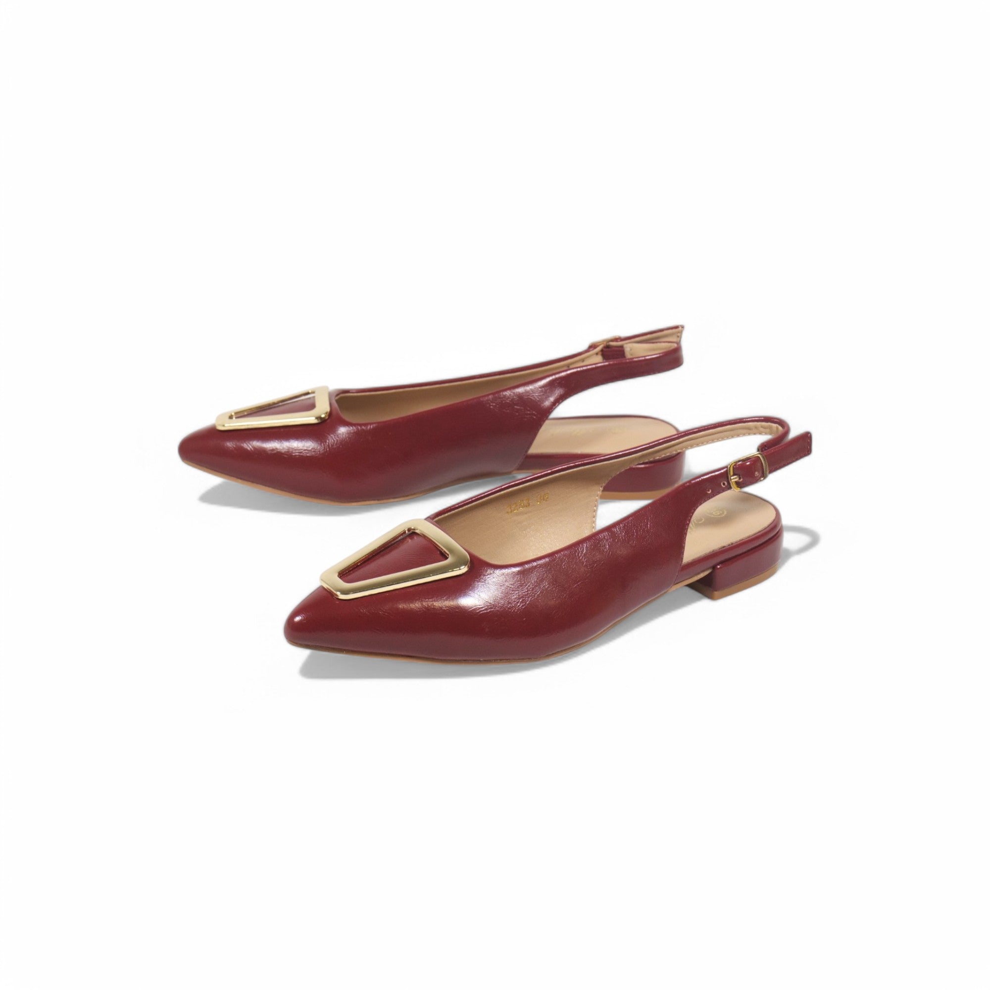 Zapatos planos destalonados con punta fina y adorno triangular